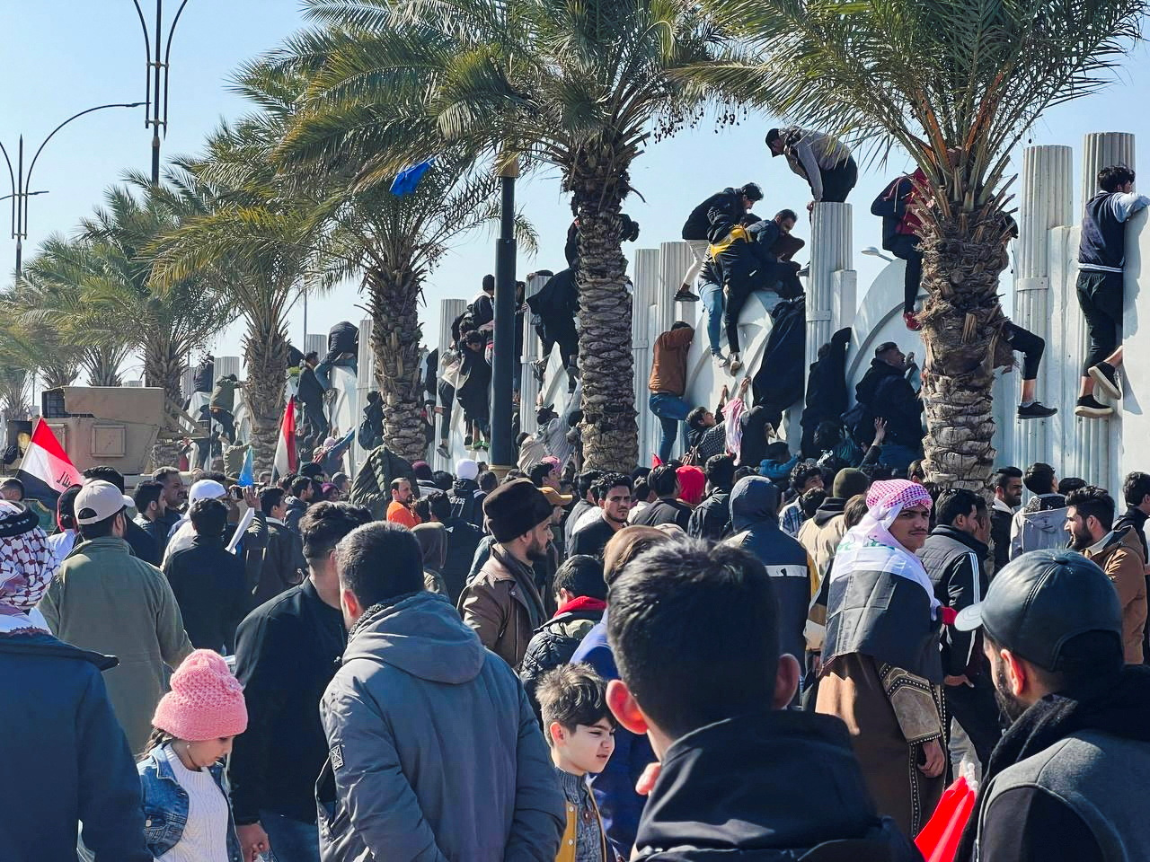 Soccer fans attempt to enter the Basra International Stadium to watch the final match of the 25th Arabian Gulf Cup between Iraq and Oman, in Basra, Iraq January 19, 2023. REUTERS/Mohammed Aty NO RESALES. NO ARCHIVES