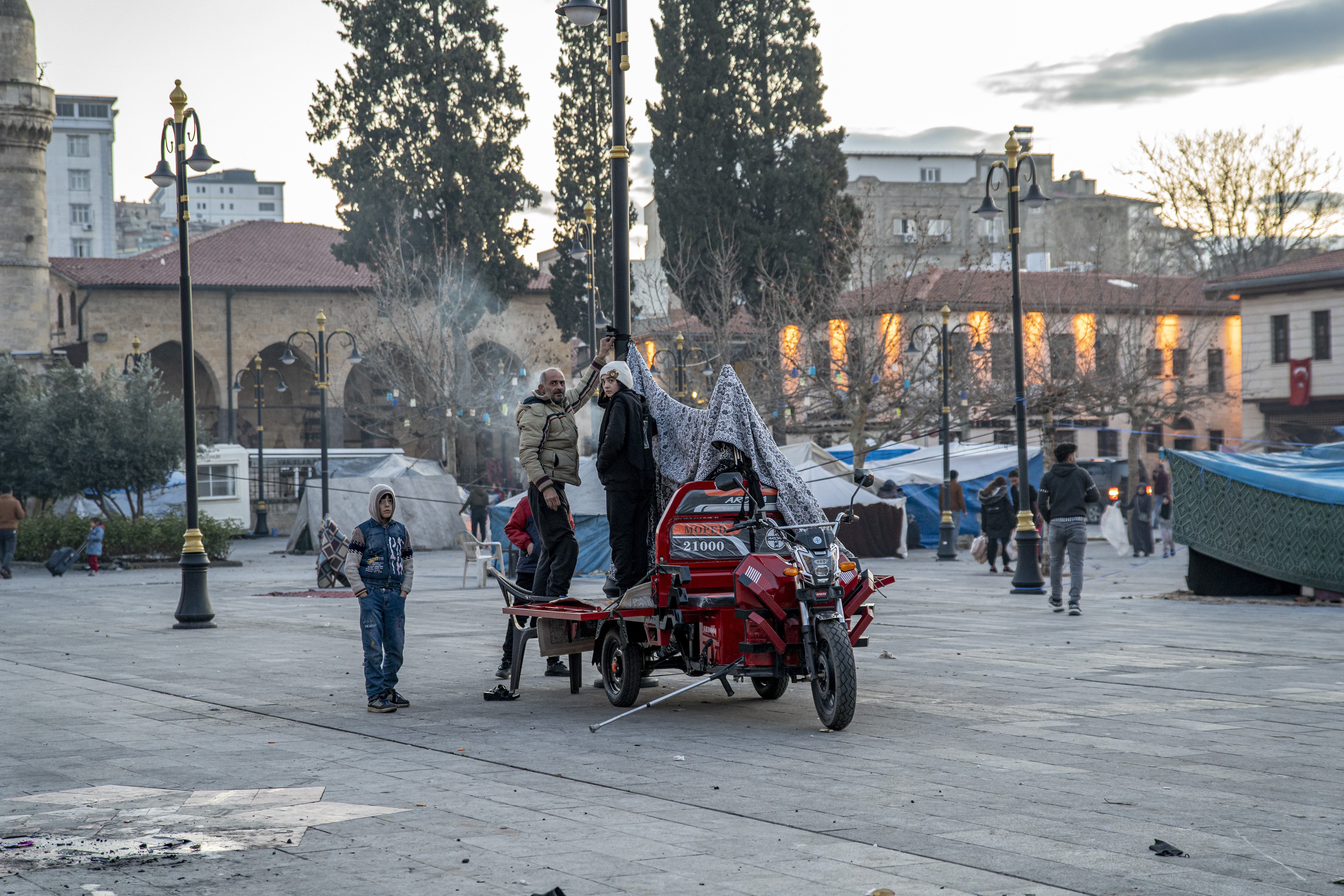 A Syrian family in the process of building a shelter for the night in the middle of Sih Fetullah square. As spots under the closed shops’ rooftops, to protect themselves from the rain, have been filled up, they’re left with no choice but to camp in more open-air areas