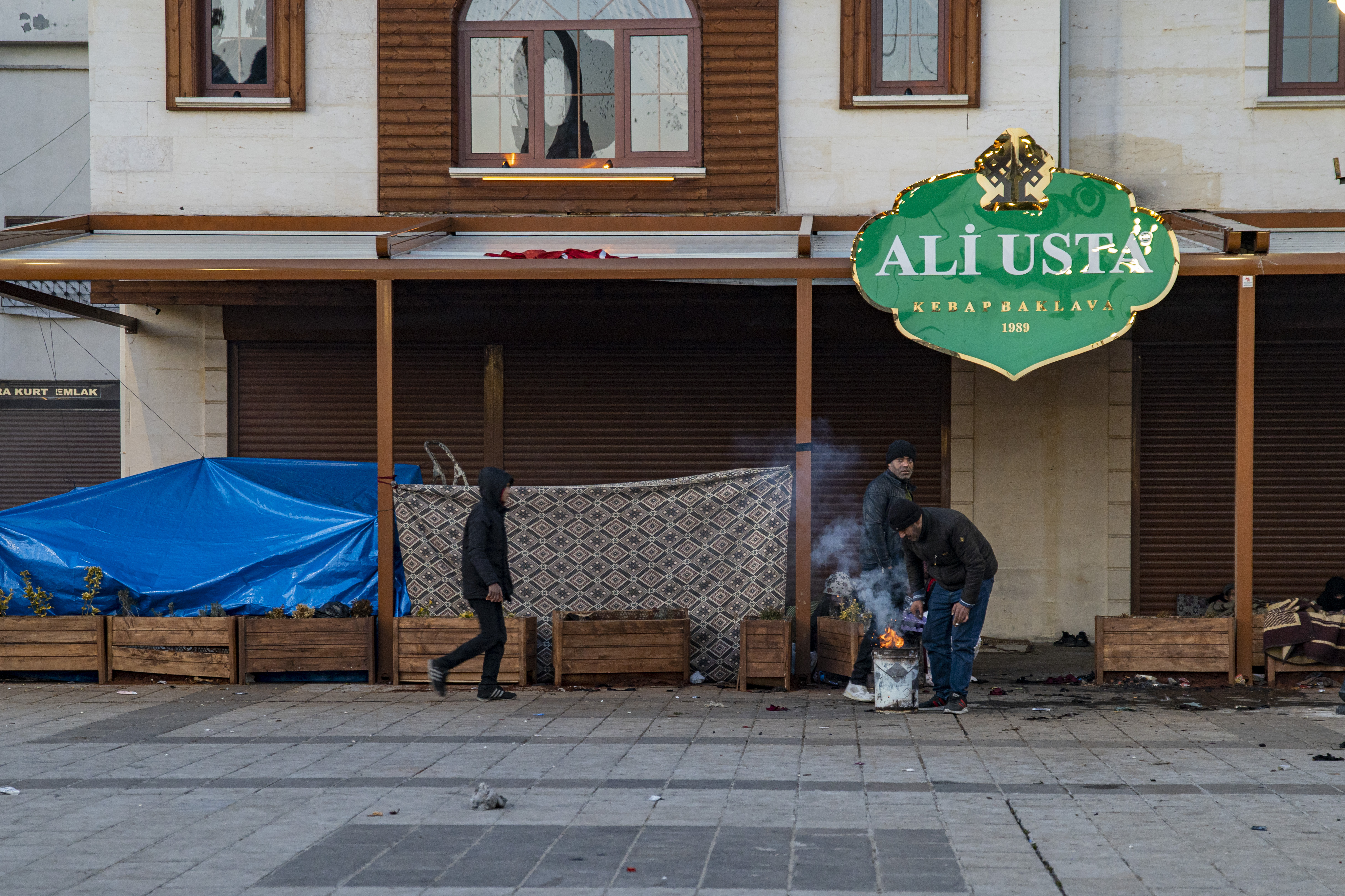 As wood supplies run out, people are lighting up fires with plastic collected from garbage bins. The streets of Gaziantep are empty, filled just with the toxic smell of burnt plastics