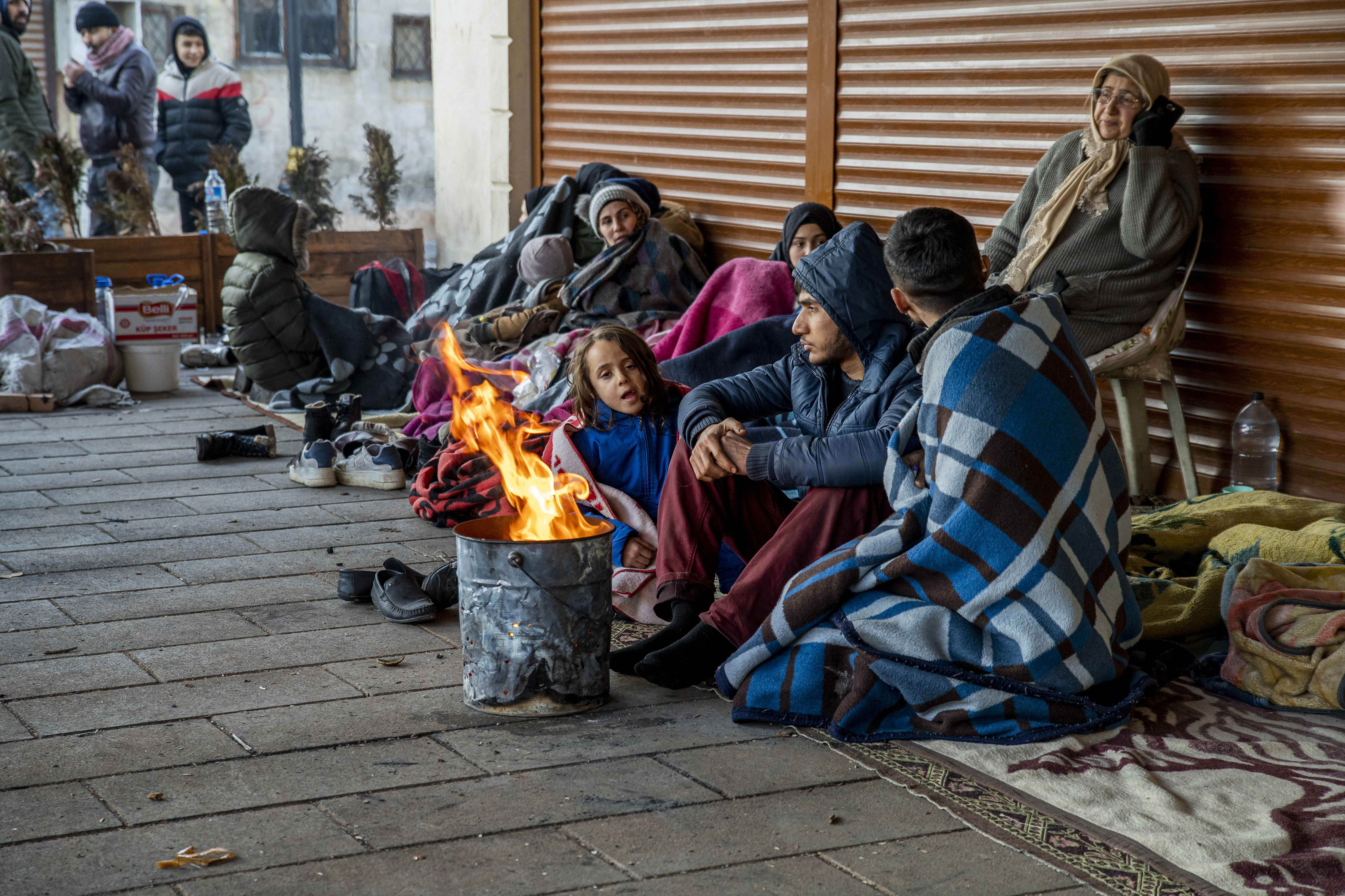 Syrians and Turkish people displaced by the earthquake camp together,