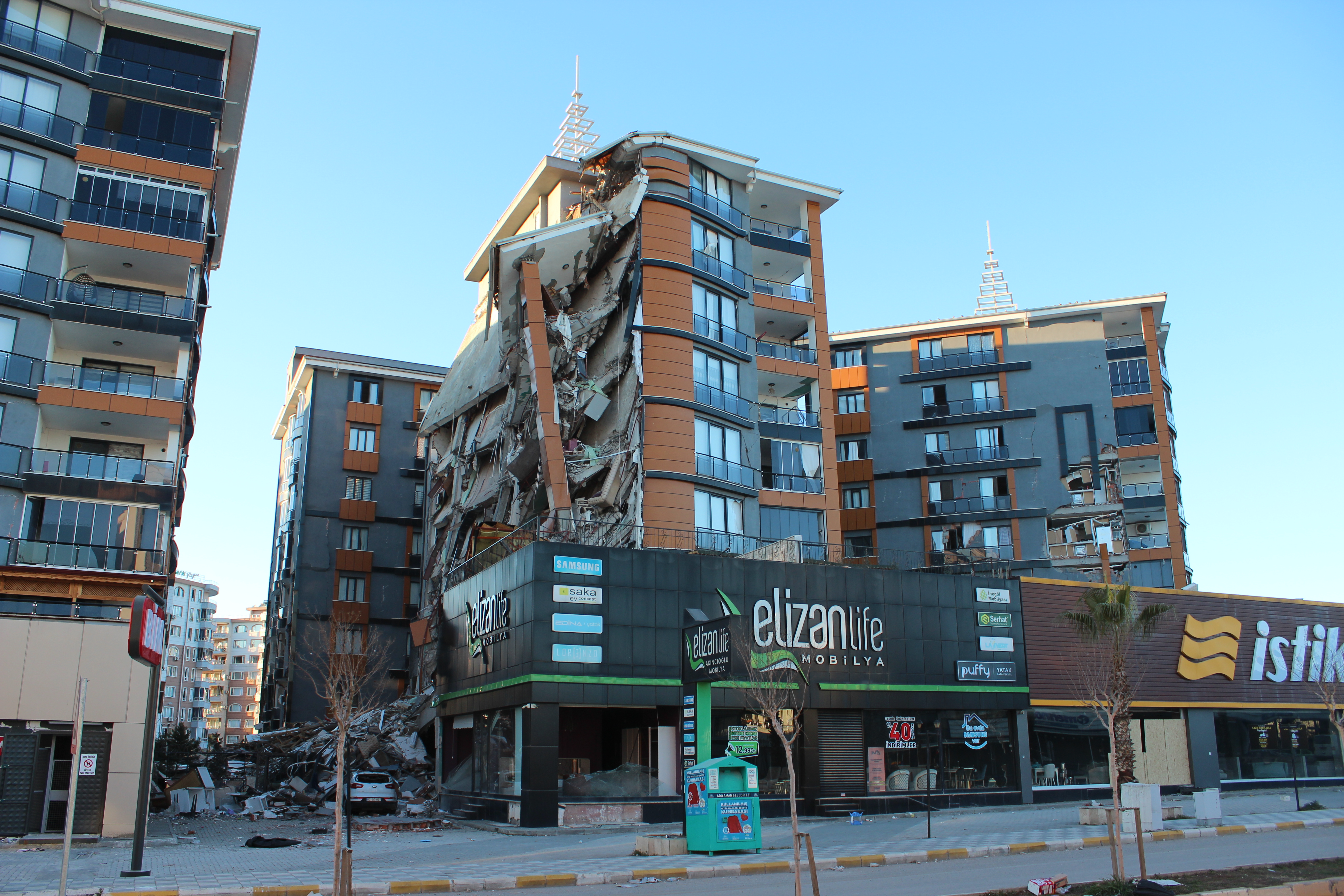 A new building damaged in Adiyaman