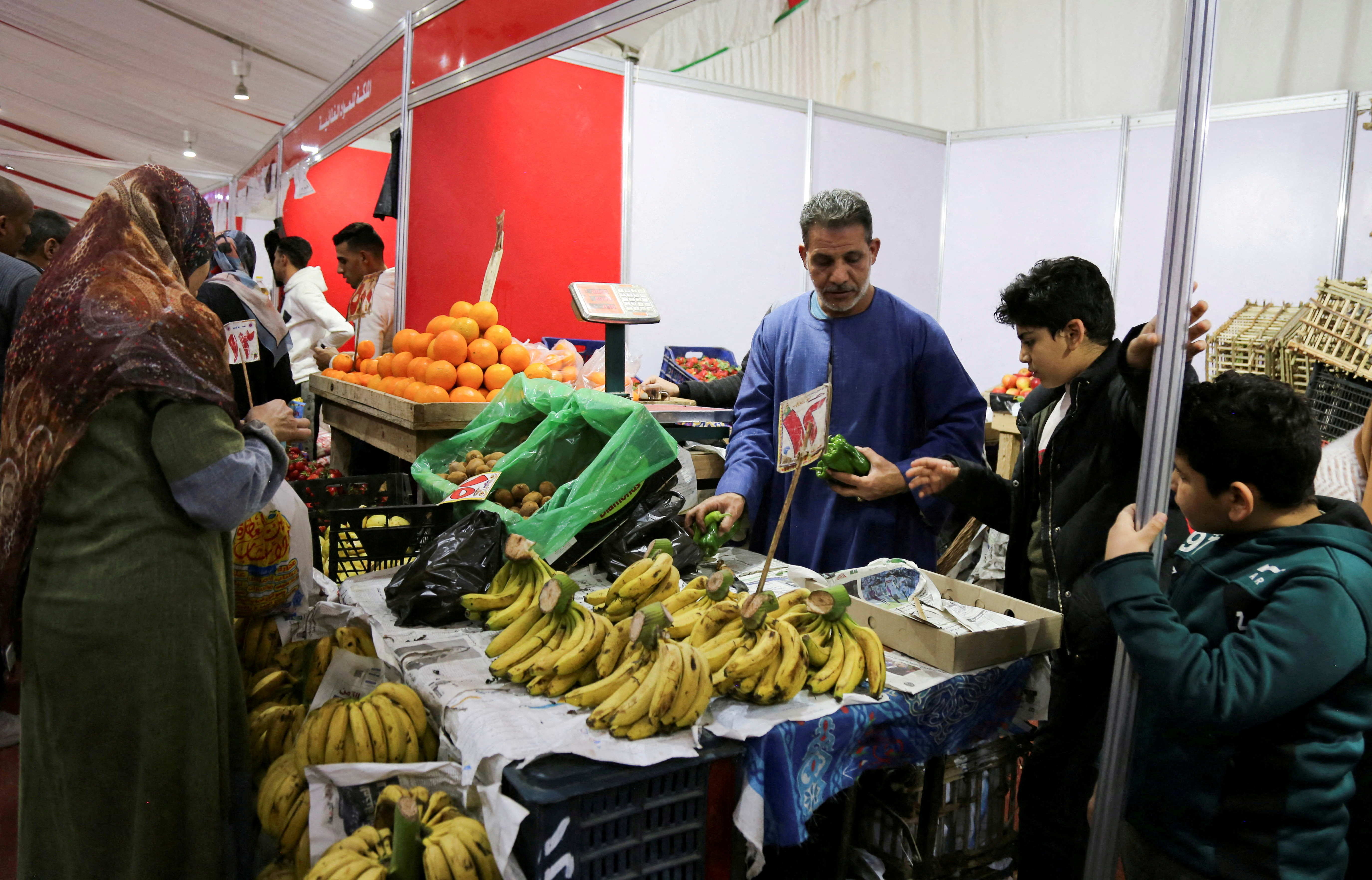 FILE PHOTO: People buy fruit from a market in Giza, Egypt, January 28, 2023. REUTERS/Hanaa Habib/File Photo