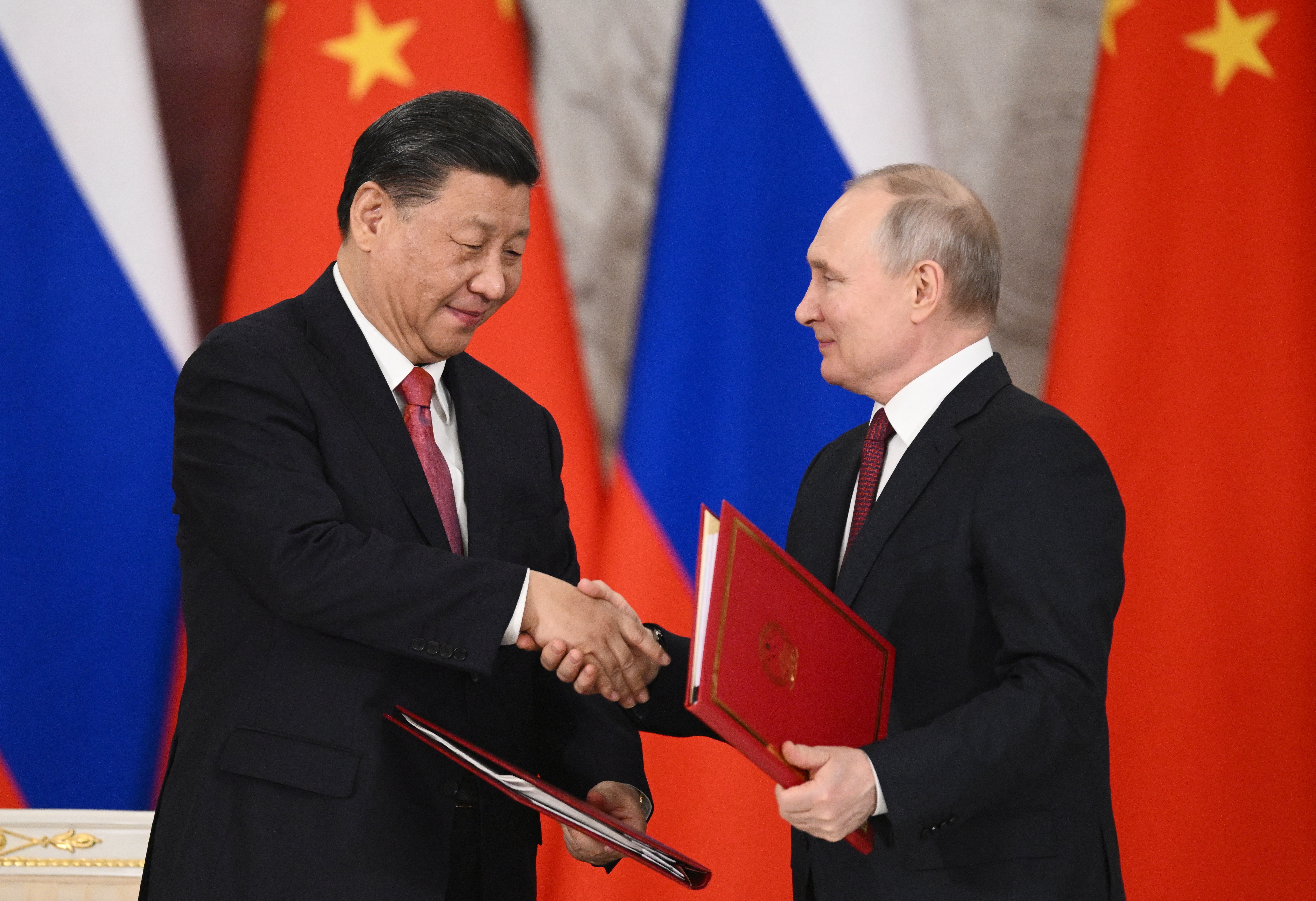 Russian President Vladimir Putin and Chinese President Xi Jinping attend a signing ceremony at the Kremlin in Moscow