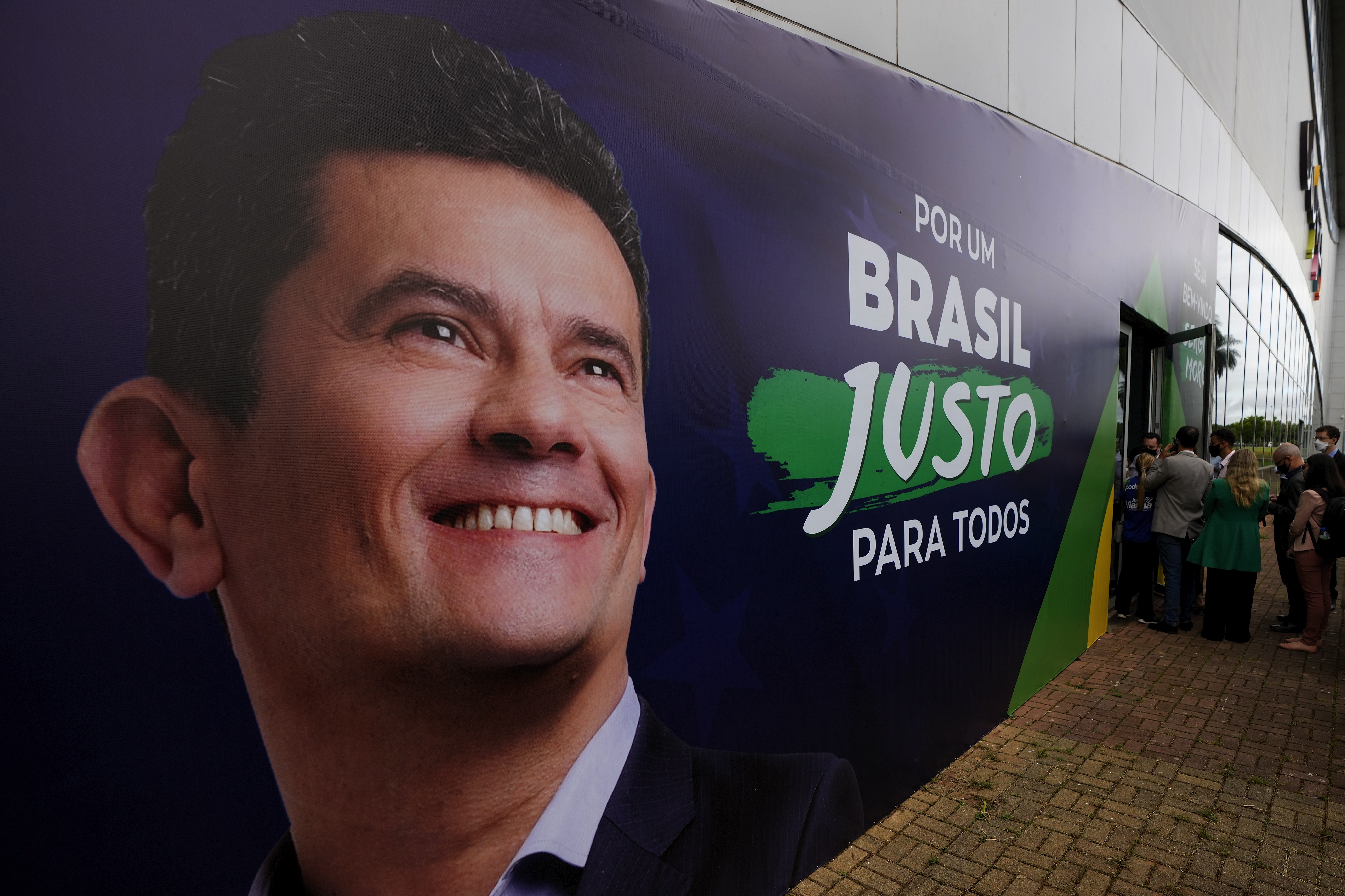 A poster with a man's smiling face that reads: "Brazil Justo Para Todos"