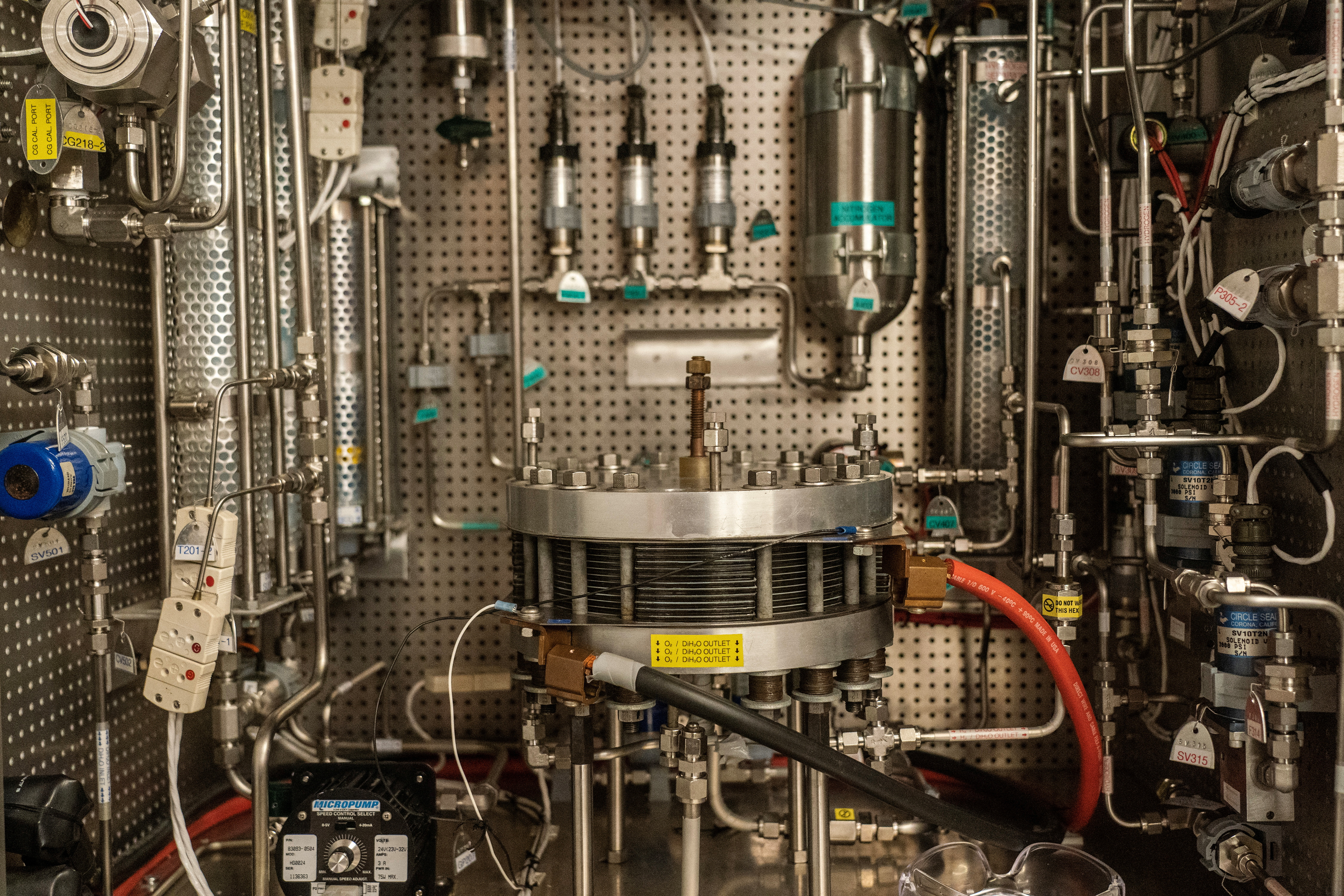 An oxygen generator system