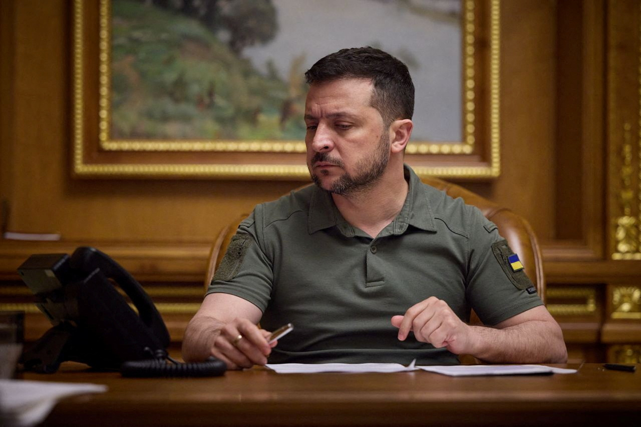 Volodymyr Zelenskyy in his office, speaking on the phone to Xi Jinping