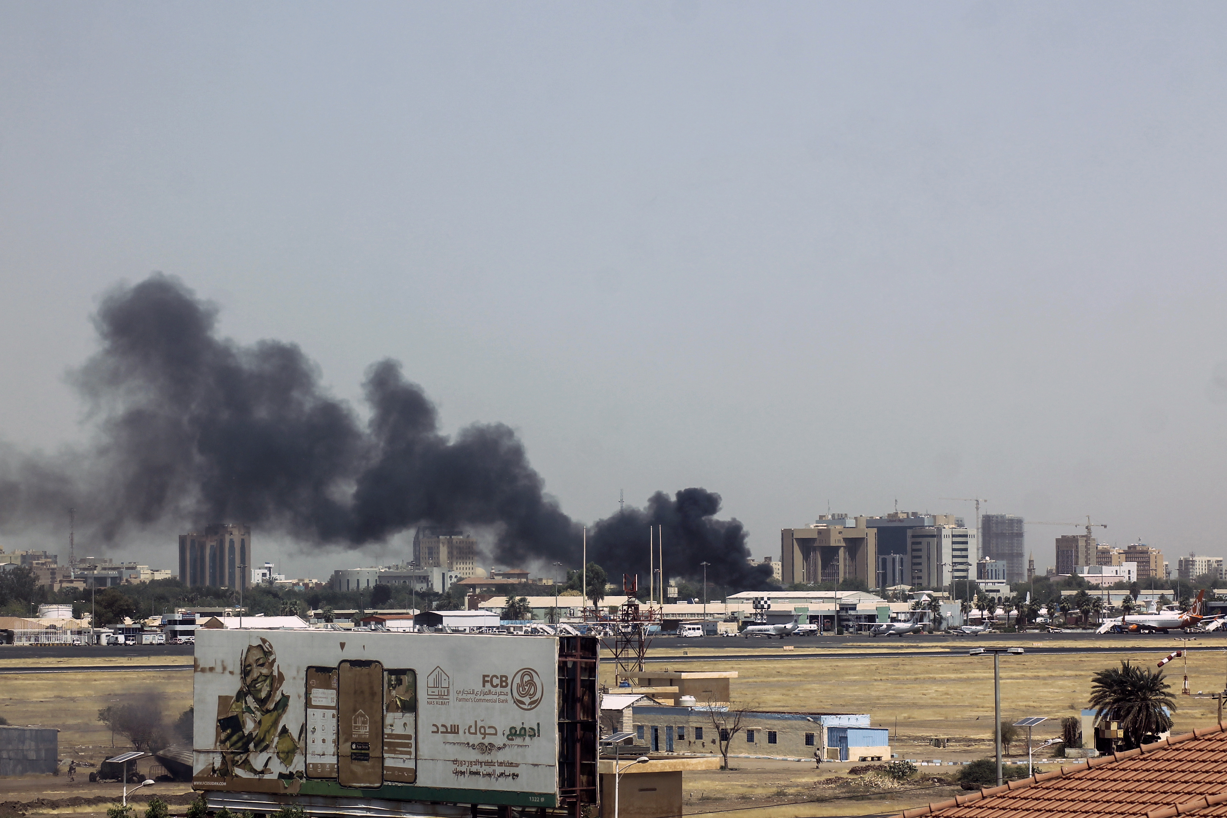 Heavy smoke bellows above buildings in the vicinity of the Khartoum's airport on April 15, 2023, amid clashes in the Sudanese capital. - Explosions rocked the Sudanese capital on April 15 as paramilitaries and the regular army traded attacks on each other's bases, days after the army warned the country was at a "dangerous" turning point. (Photo by - / AFP)