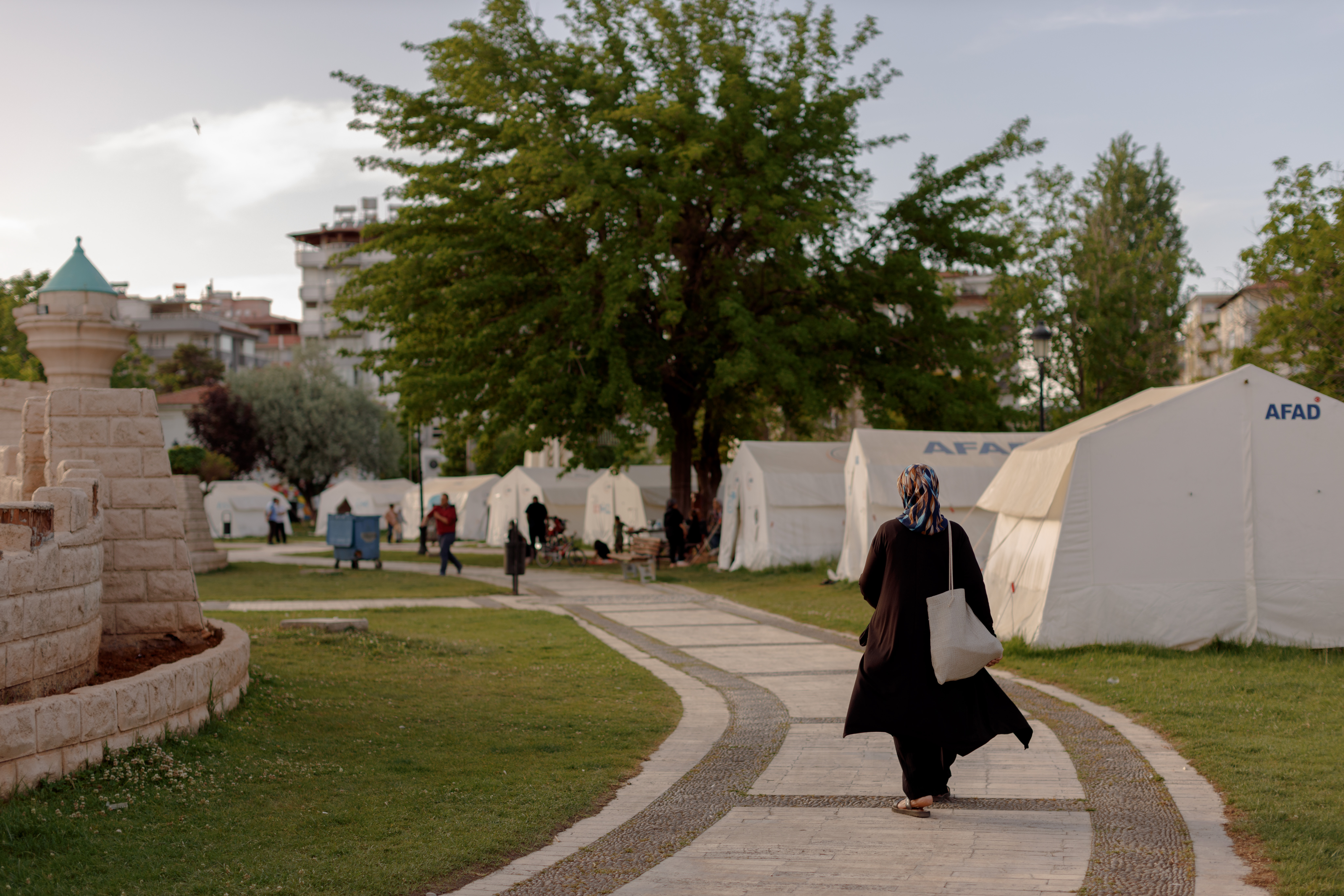 As Turkey is set for the next voting turn in two weeks, people still displaced in tented settlements in the earthquake-stricken areas have spent the longest night of the past two decades.