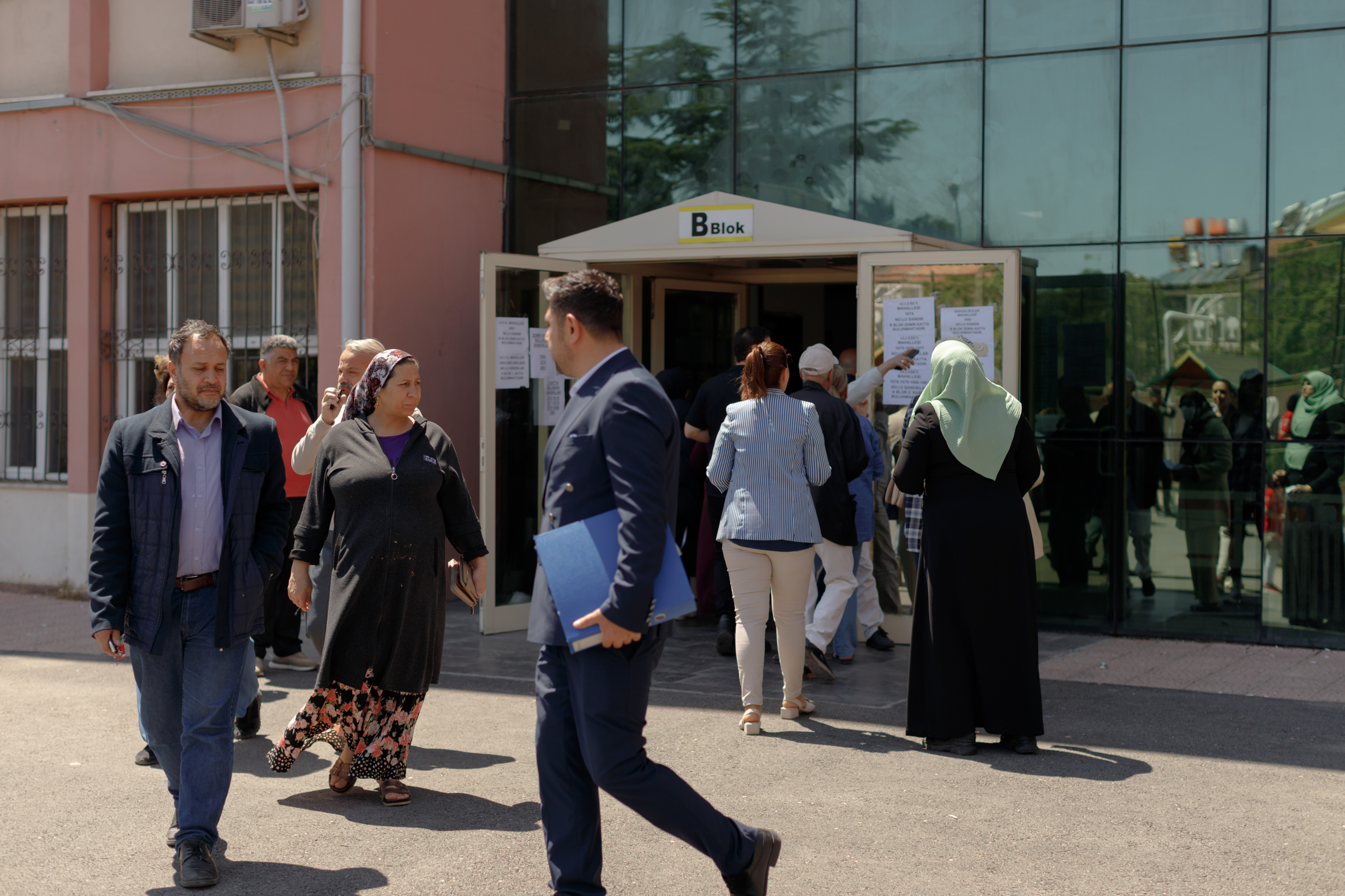 As Turkey is set for the next voting turn in two weeks, people still displaced in tented settlements in the earthquake-stricken areas have spent the longest night of the past two decades.