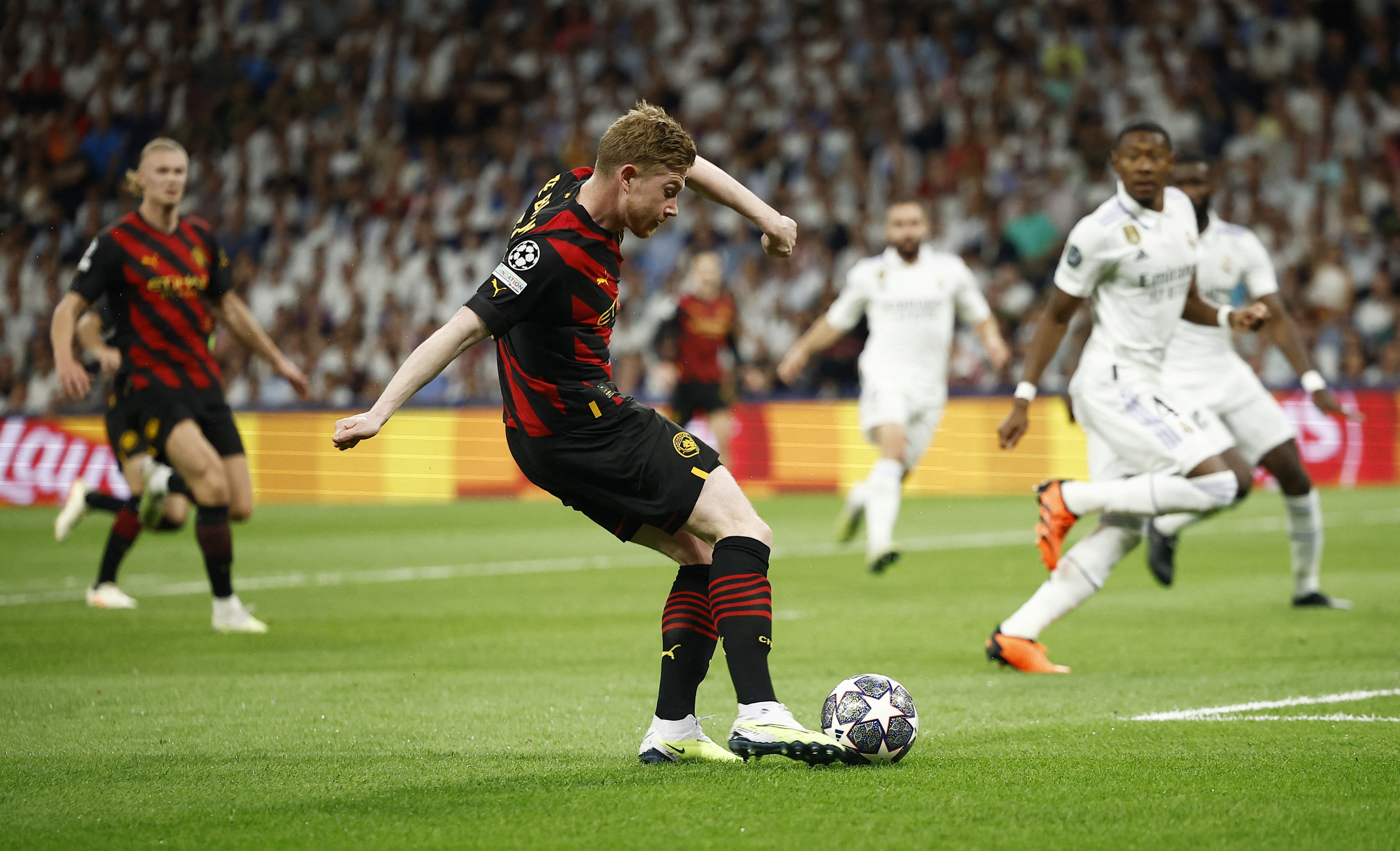 Manchester City's Kevin De Bruyne crosses
