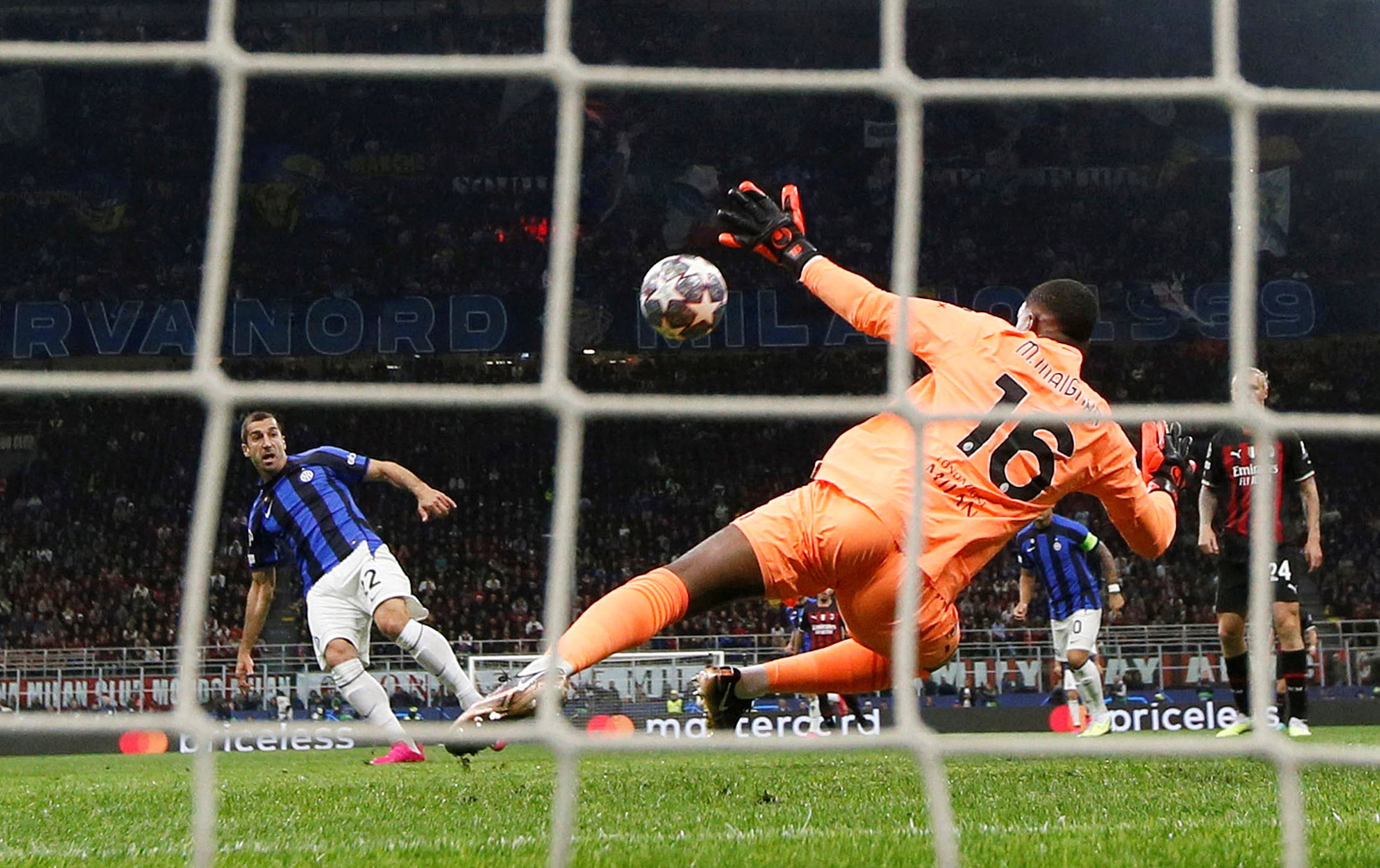 Henrikh Mkhitaryan scores