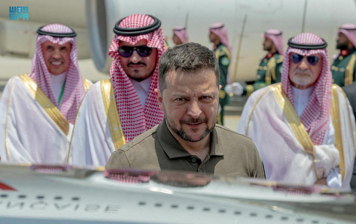 Volodymyr Zelenskiy arrives to attend the Arab League Summit in Jeddah, Saudi Arabia