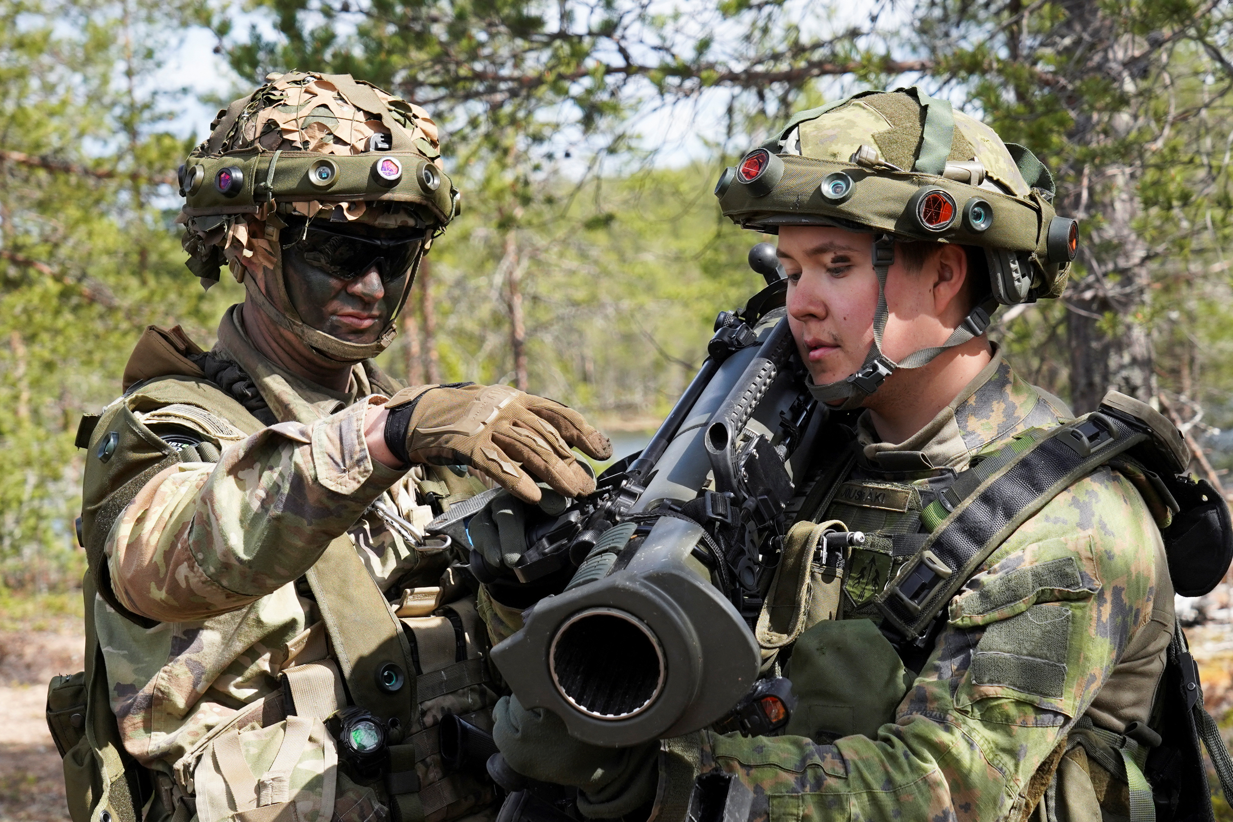 A U.S. soldier instructs a Finnish soldier on the Carl Gustaf recoilless rifle during the Northern Forest land force exercise in Rovajarvi, Finland May 30, 2023. REUTERS/Janis Laizans