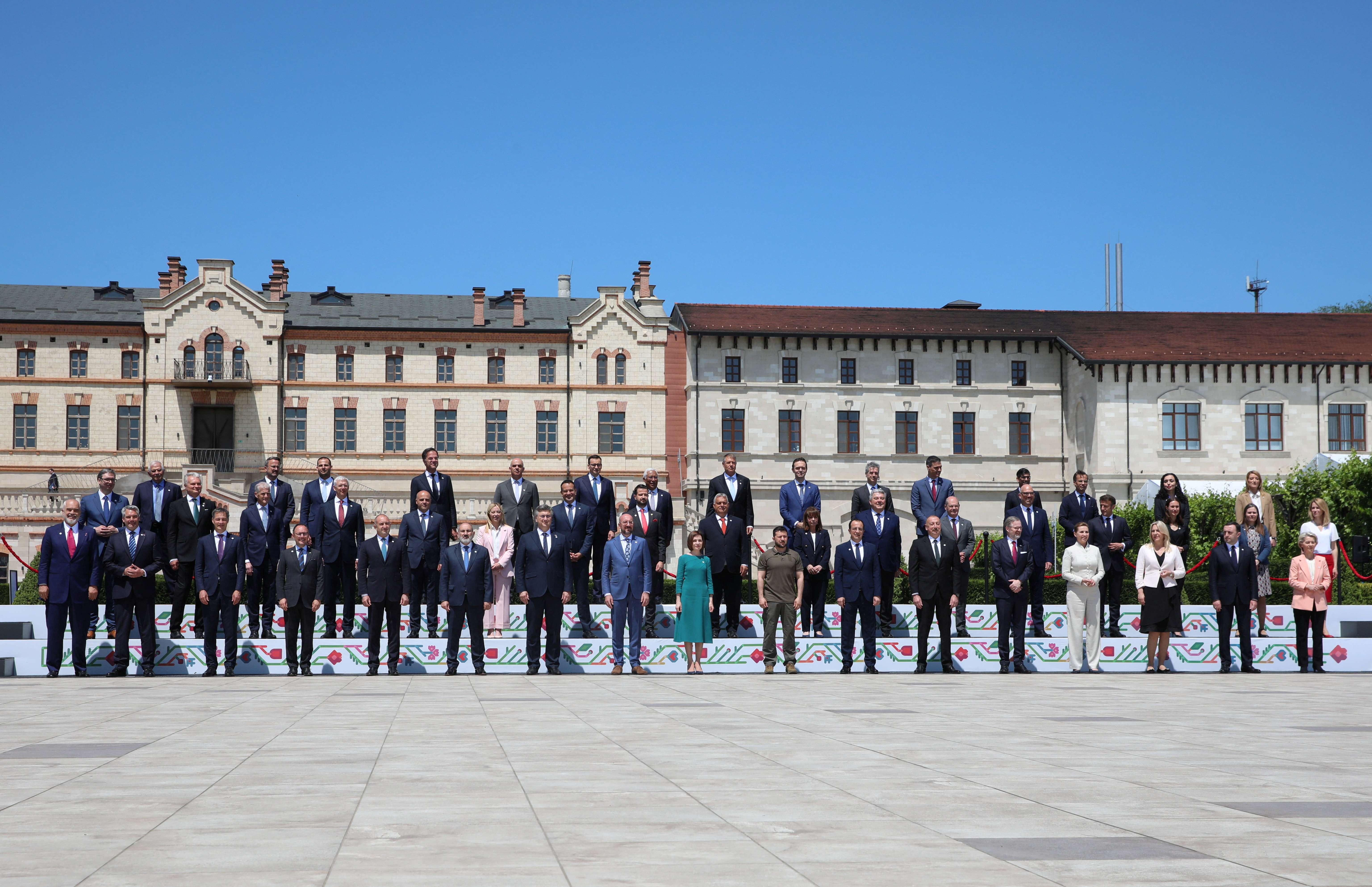 Participants pose for a family photo during a meeting of the European Political Community at Mimi Castle in Bulboaca, Moldova June 1, 2023. [REUTERS/ Vladislav Culiomza]
