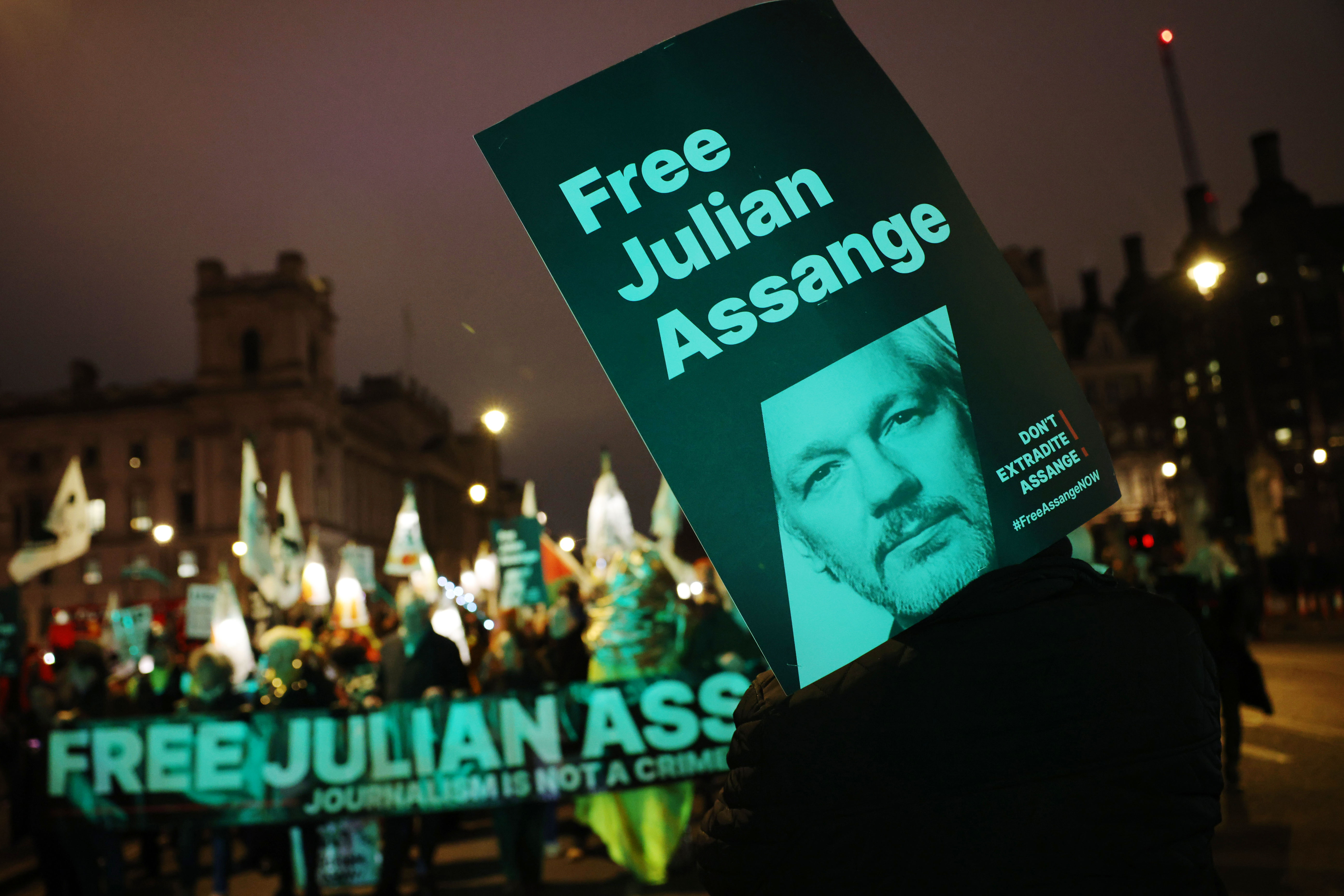 assange-placards