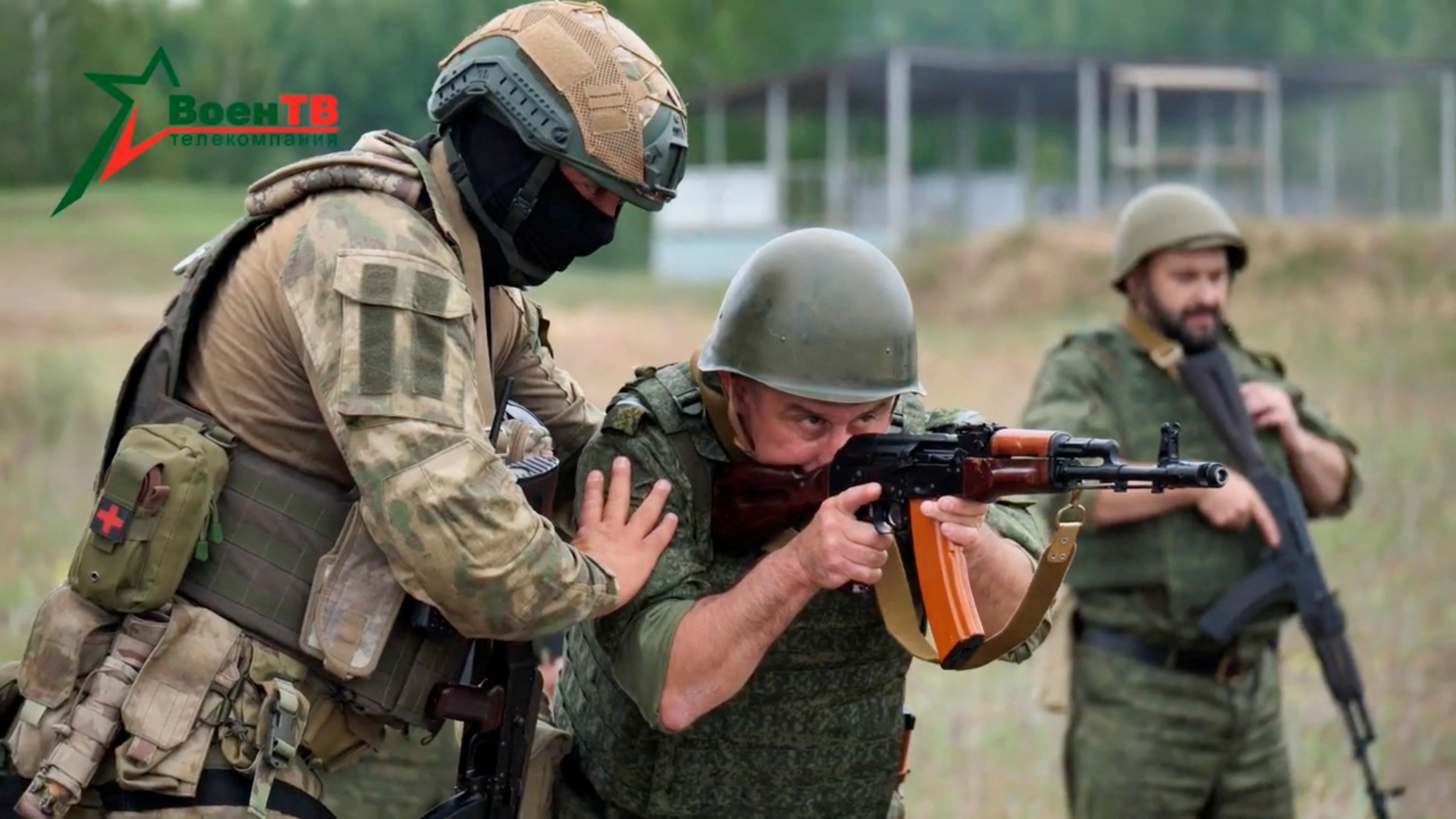 A fighter from Russian Wagner mercenary group conducts training for Belarusian soldiers