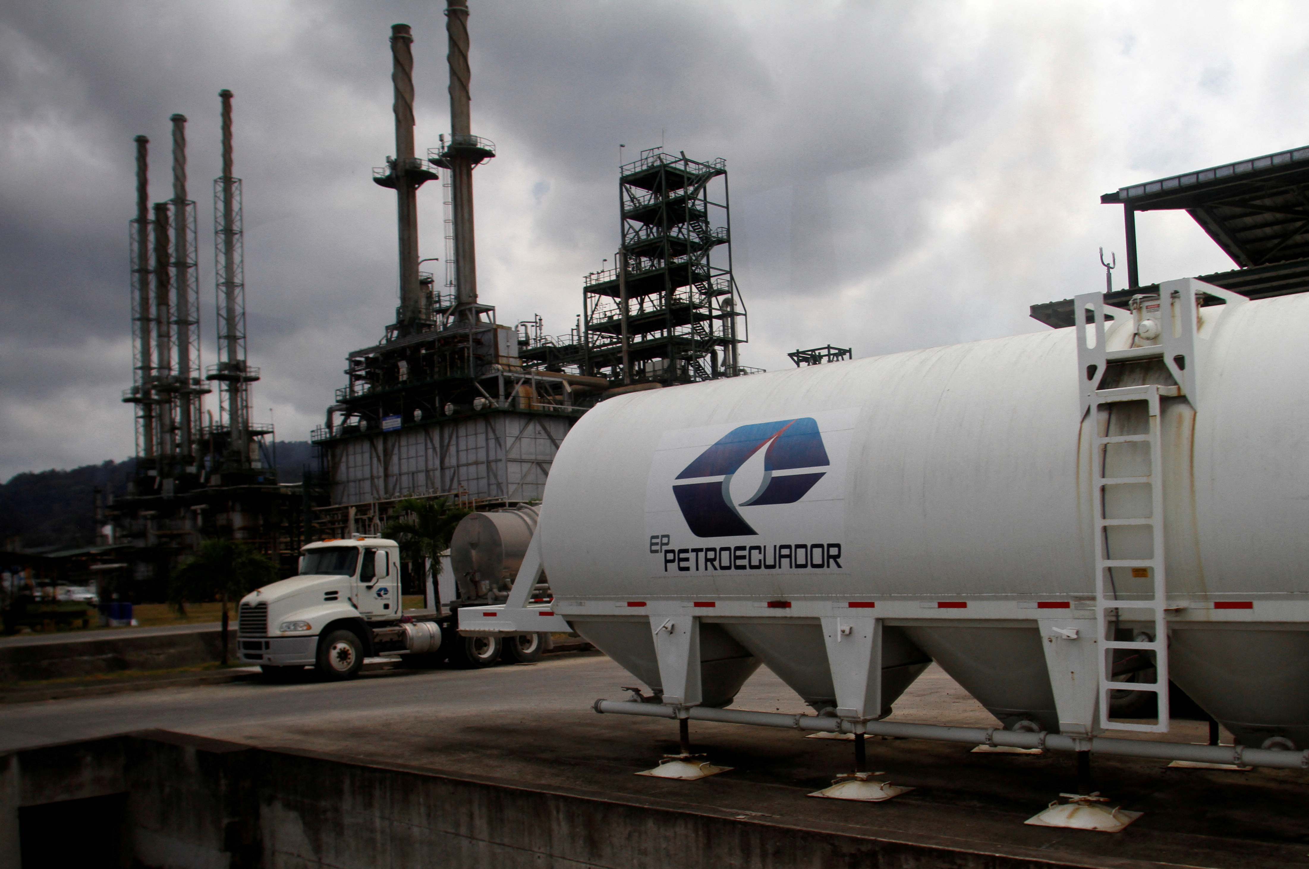 A view of an oil refinery, with a barrel branded with the Petroecuador logo.