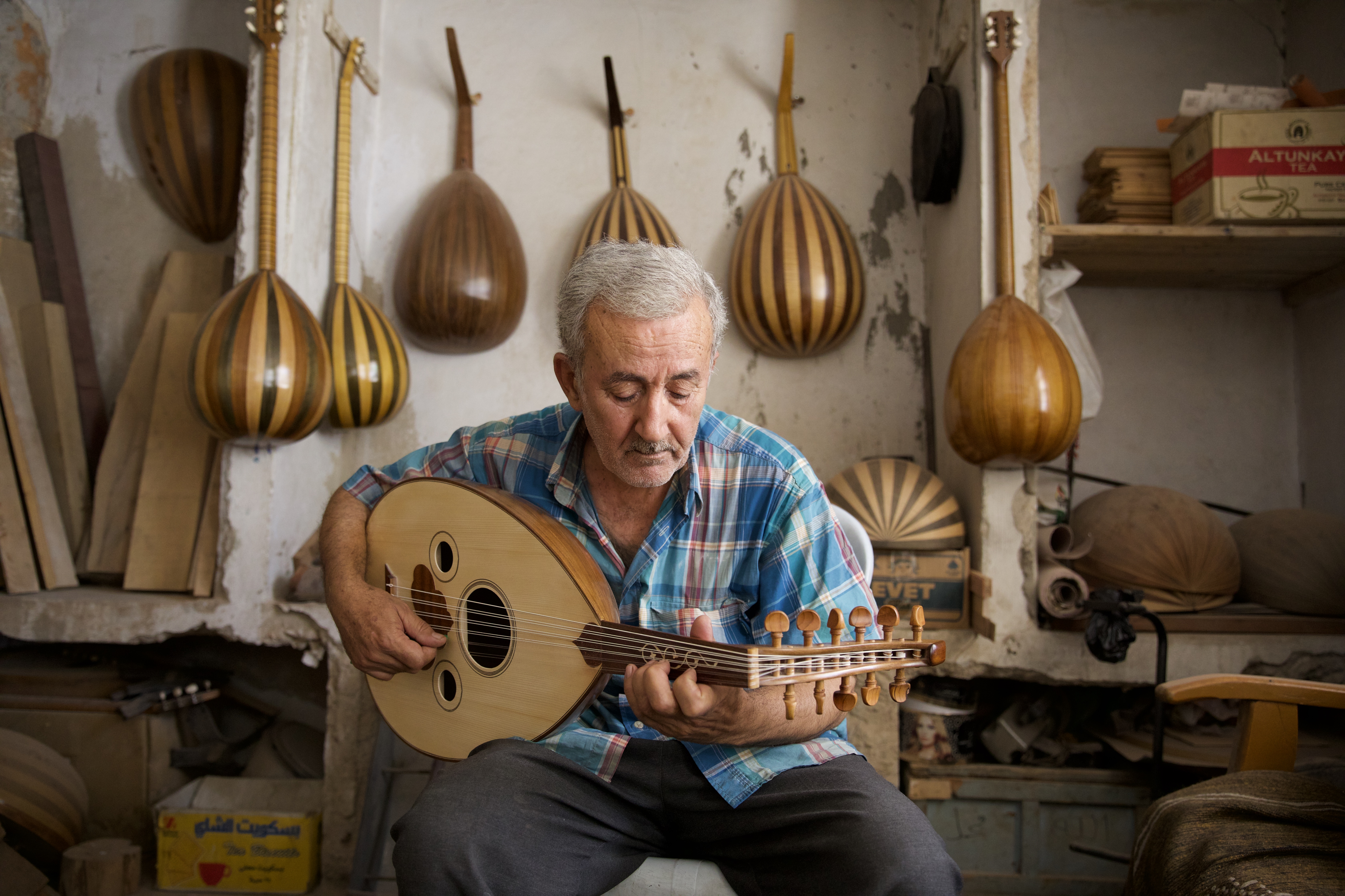 Hamza Hassan strumming his oud
