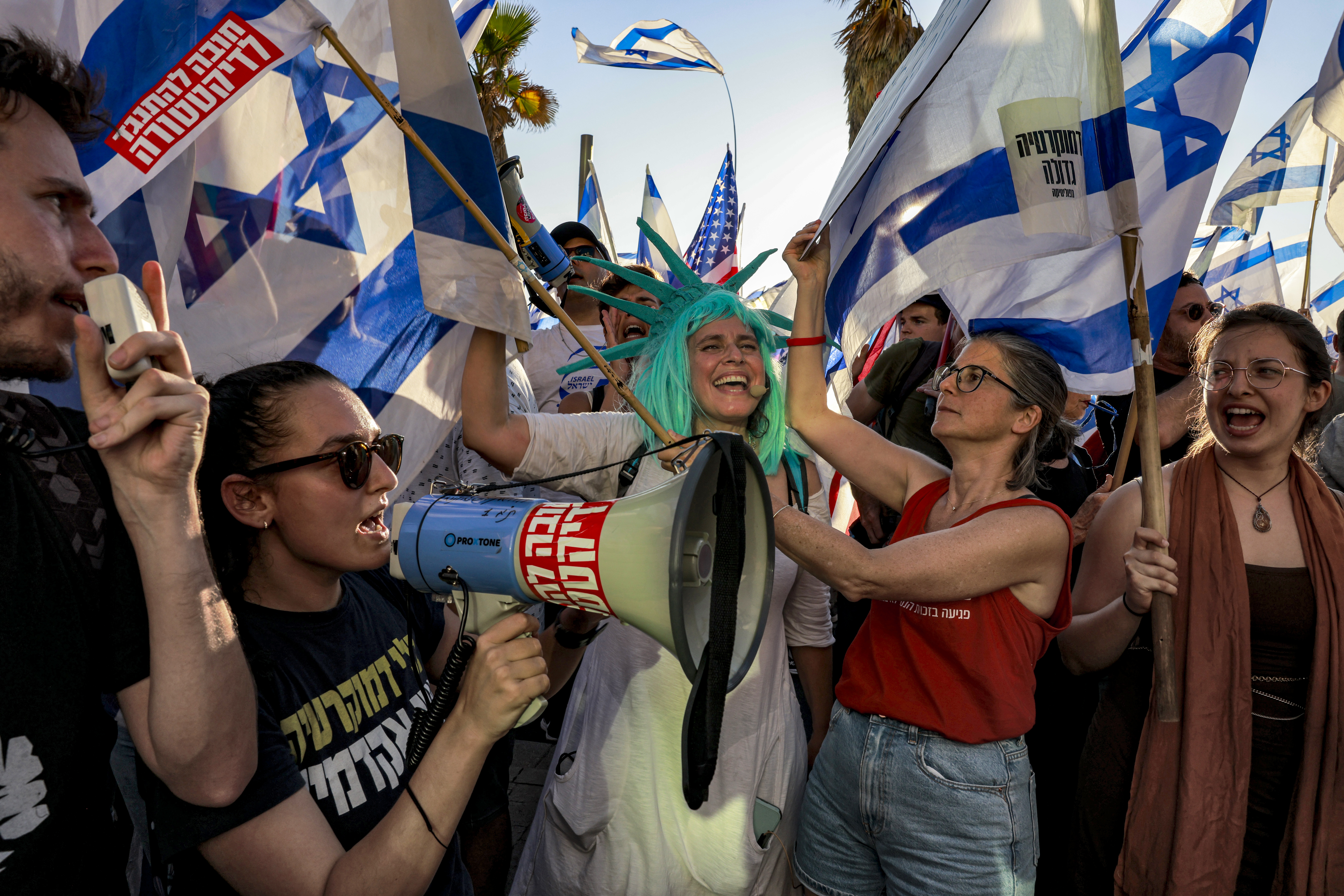 Demonstrators rally with US and Israeli flags