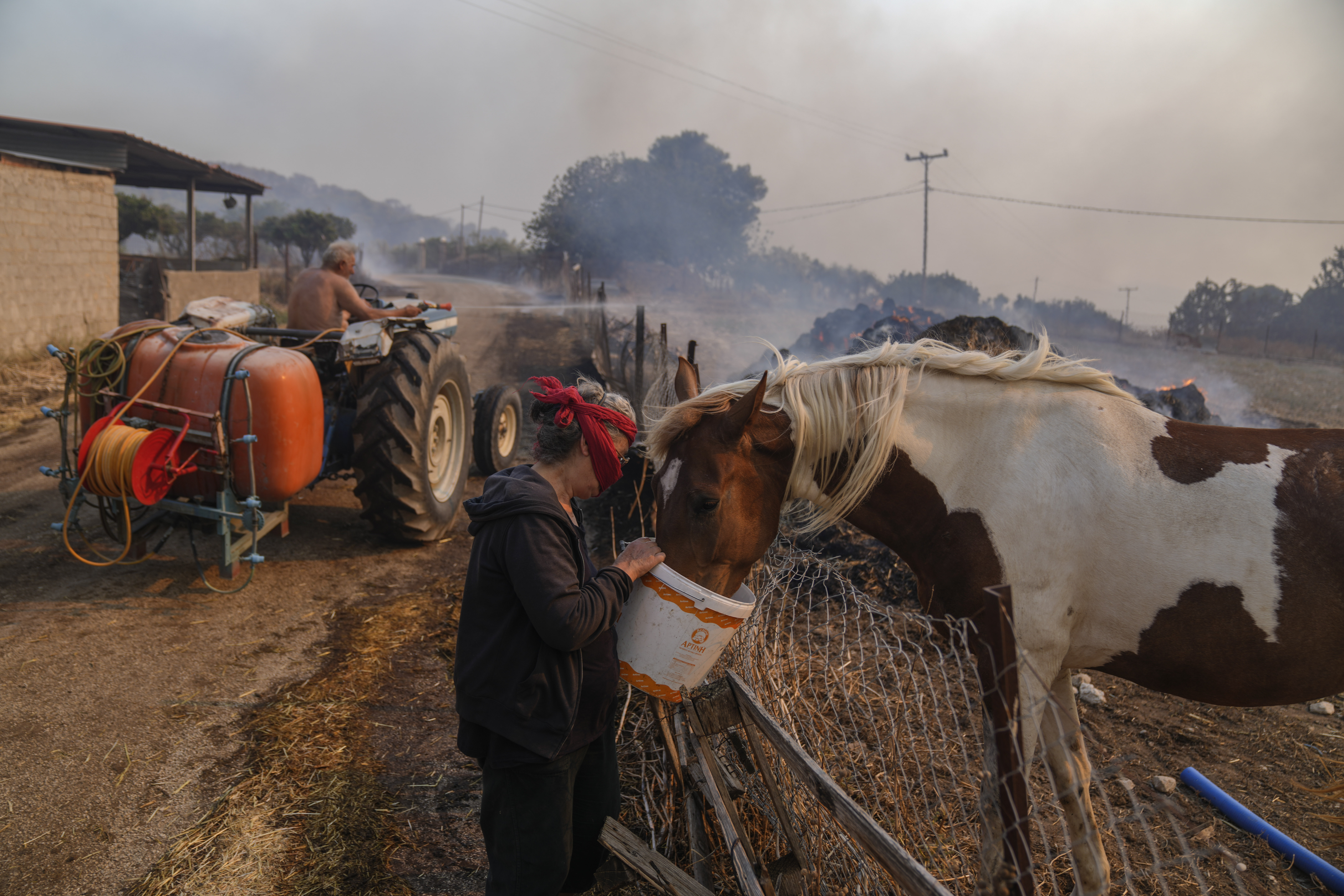Greece wildfires force thousands to flee seaside resorts