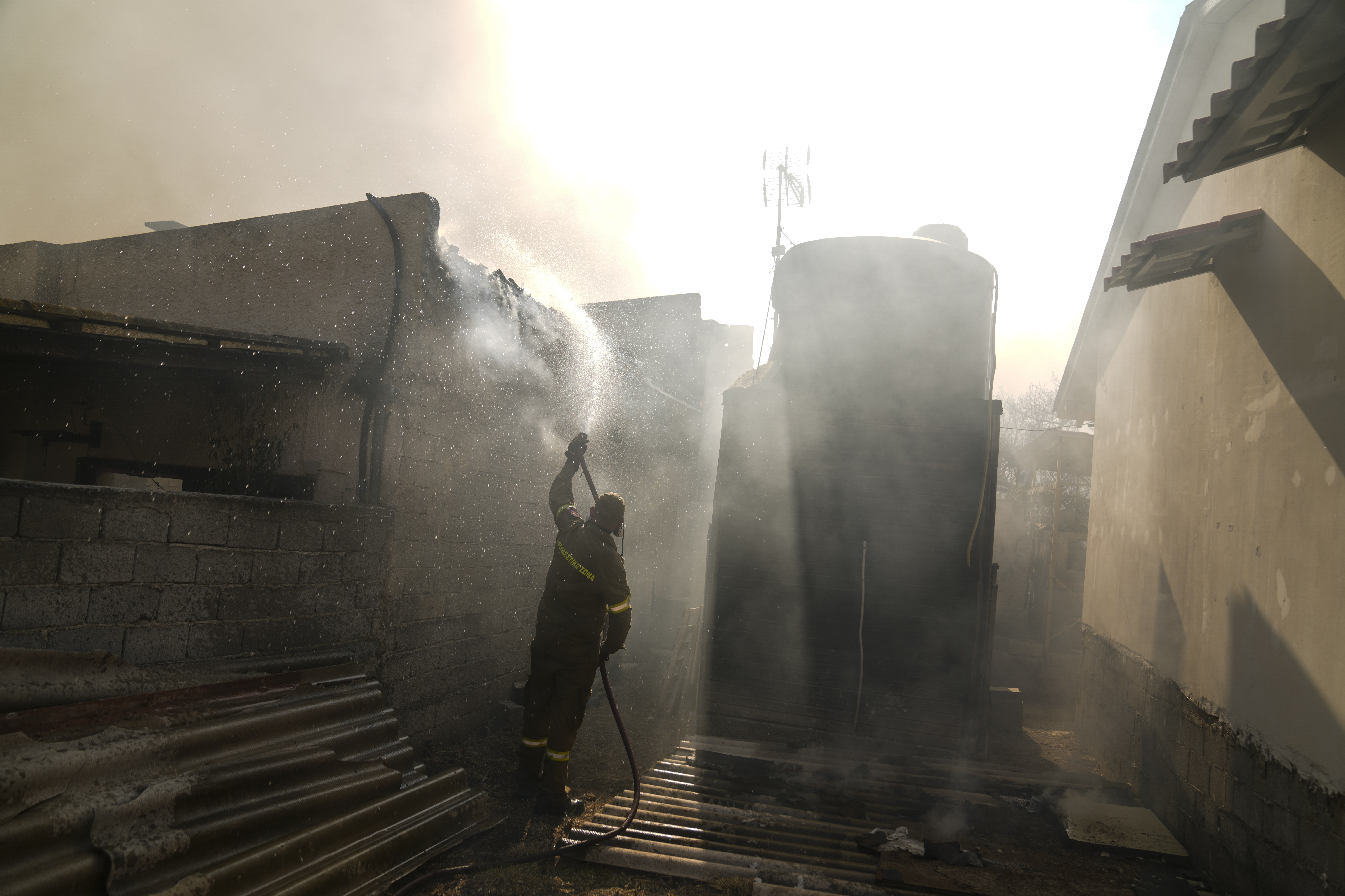 Greece wildfires force thousands to flee seaside resorts