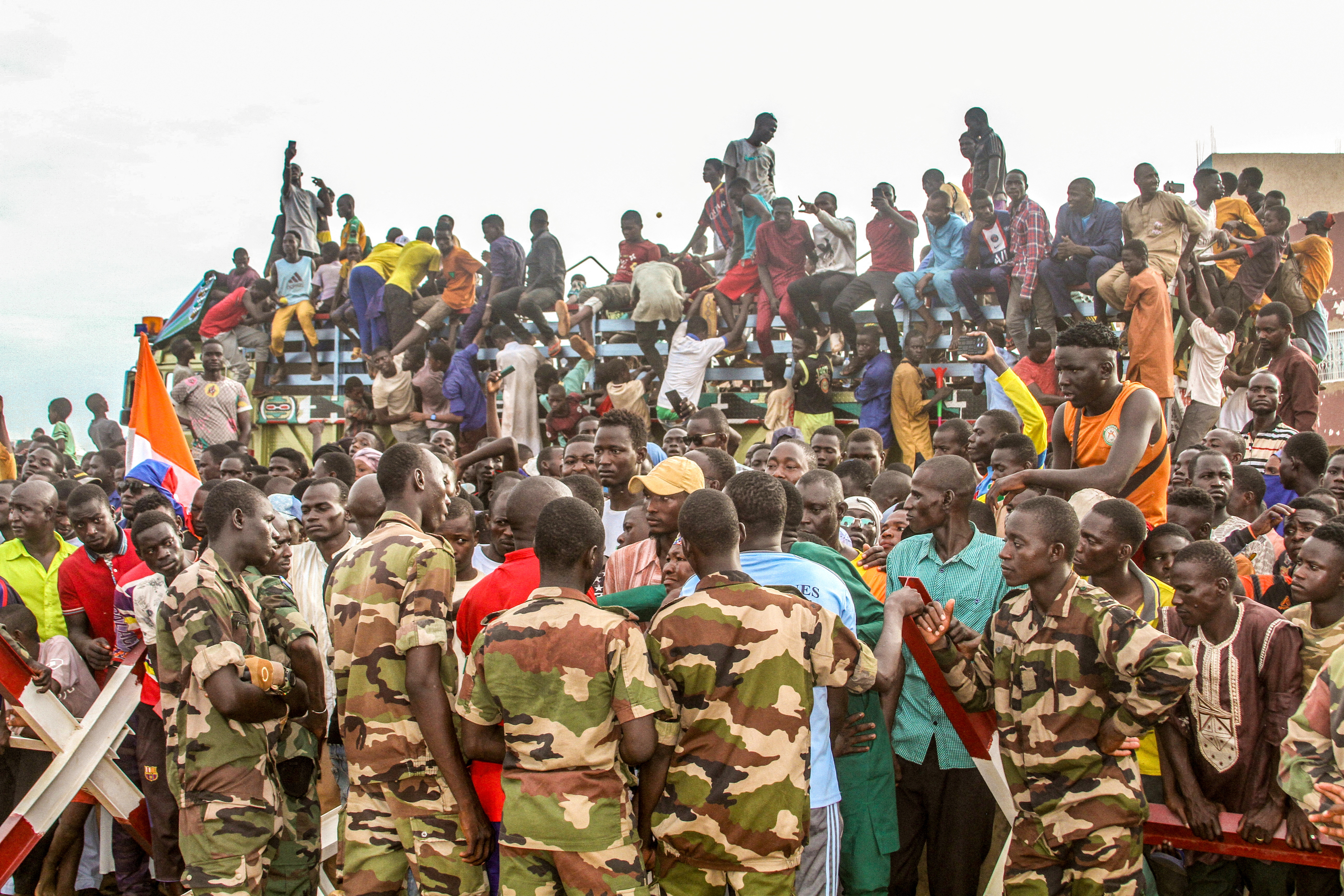 Niger's junta supporters take part in a demonstration in front of a French army base in Niamey, Niger, August 11, 2023. REUTERS/Mahamadou Hamidou NO RESALES. NO ARCHIVES