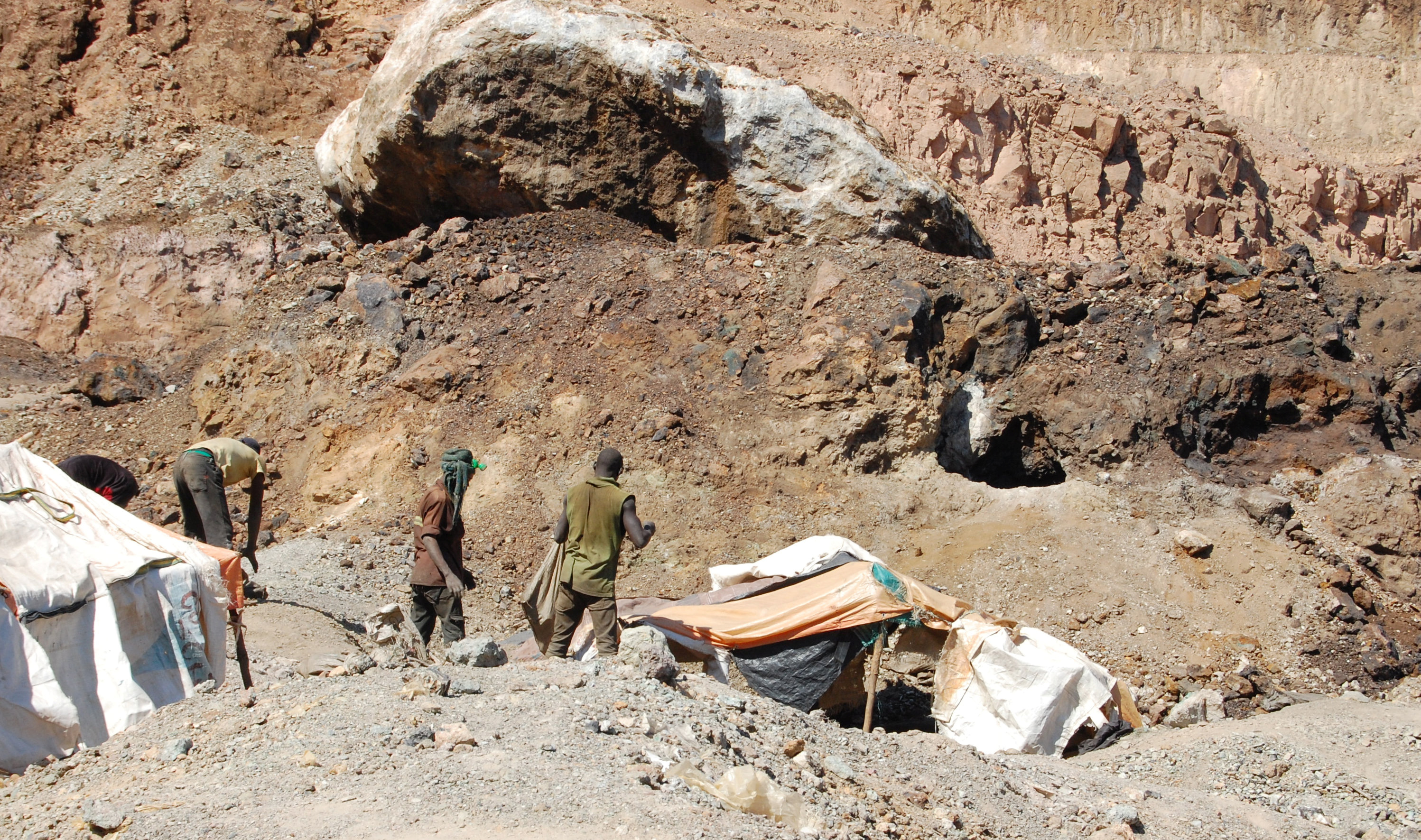 Artisanal miners work at the Tilwizembe, a former industrial copper-cobalt mine, outside of Kolwezi, the capital city of Lualaba Province in the south of the Democratic Republic of the Congo, June 11, 2016. Picture taken June 11, 2016. REUTERS/Aaron Ross