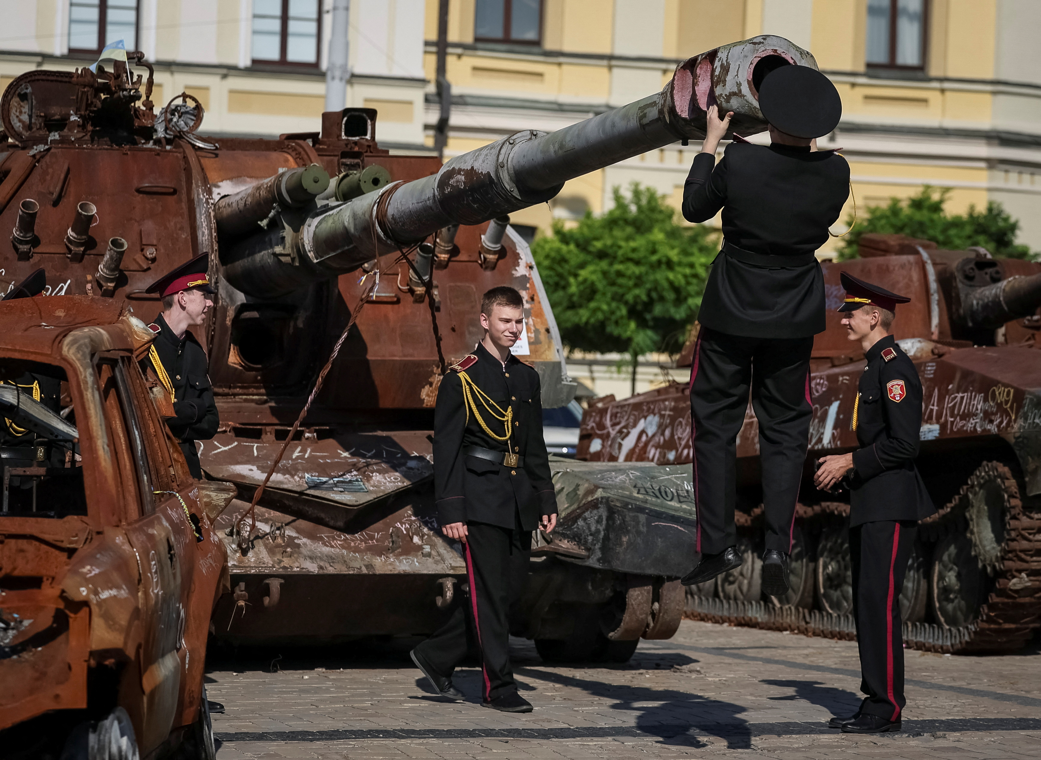 Young military cadets visit an exhibition displaying destroyed Russian military vehicles, amid Russia's attack on Ukraine, in Kyiv, Ukraine September 29, 2023. REUTERS/Gleb Garanich