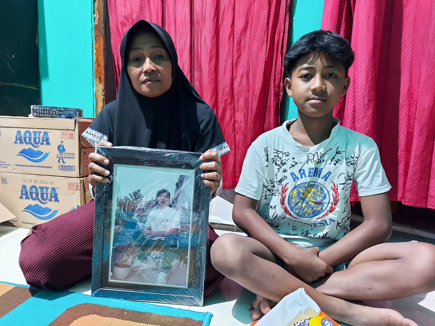 Hanifa and Putra’s younger brother who still wears his Arema shirt.