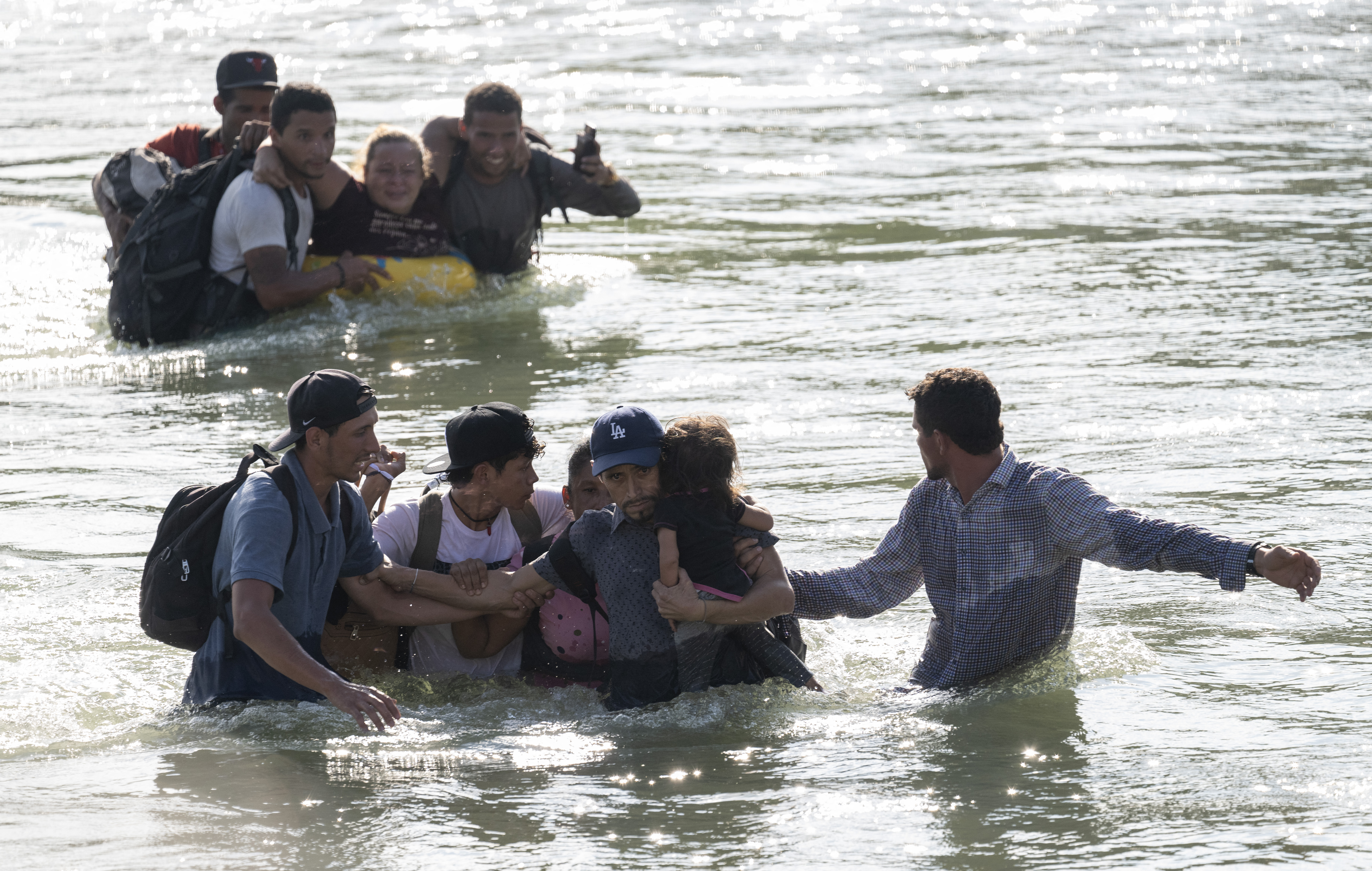 Dozens of migrants arrive at US-Mexico border