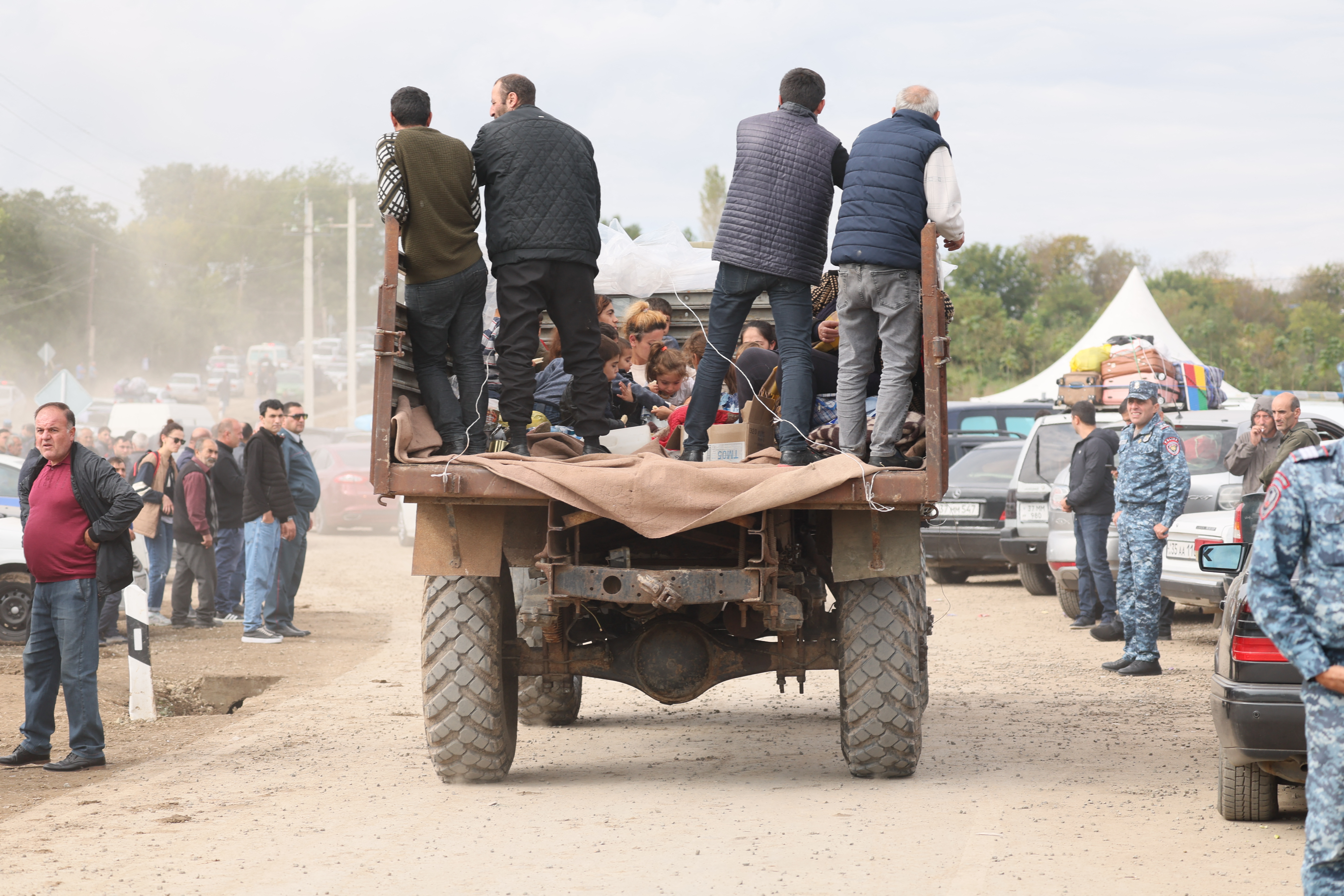 Thousands of Armenians flee from Nagorno-Karabakh