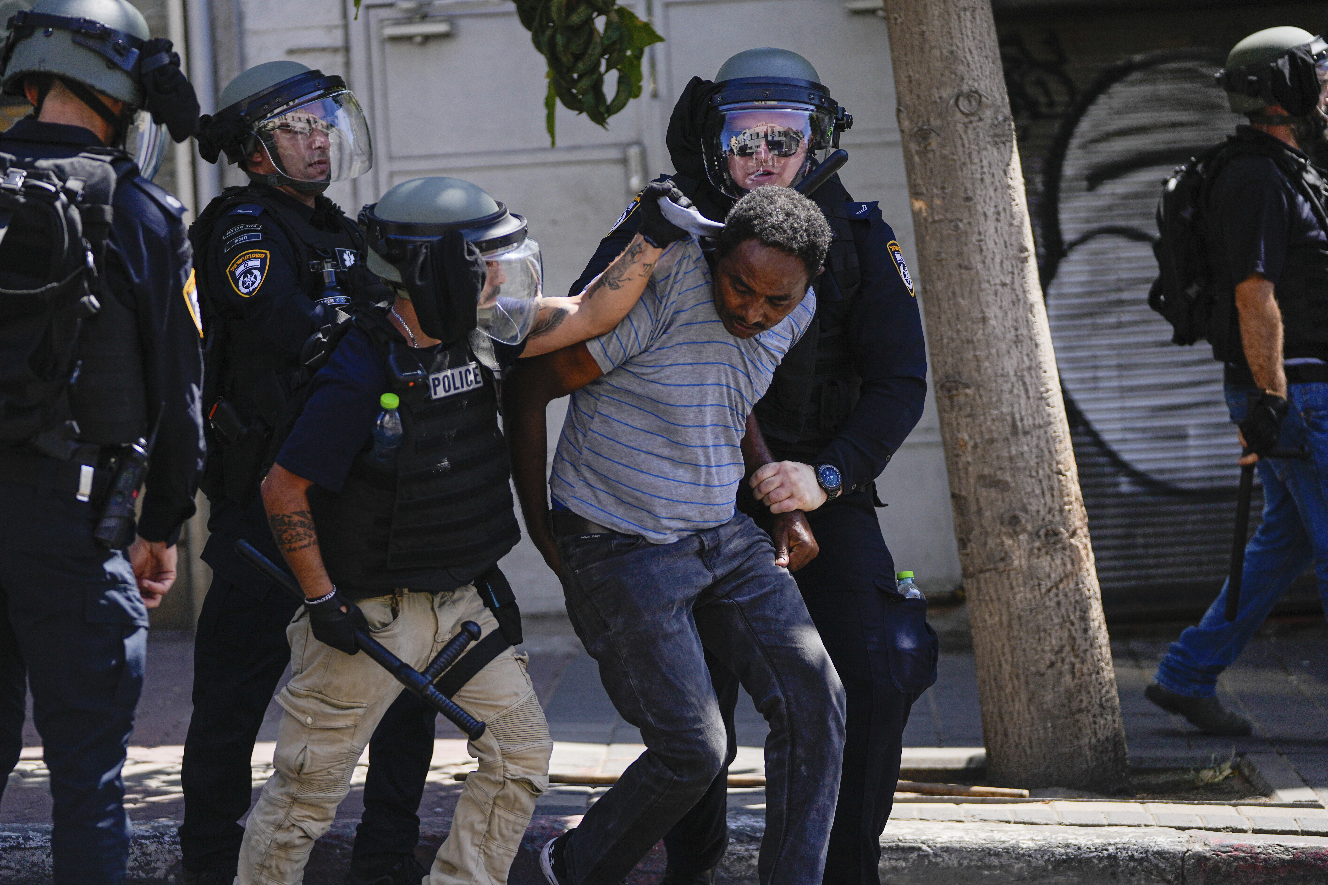 Eritrean protesters clash with Israeli riot police in Tel Aviv