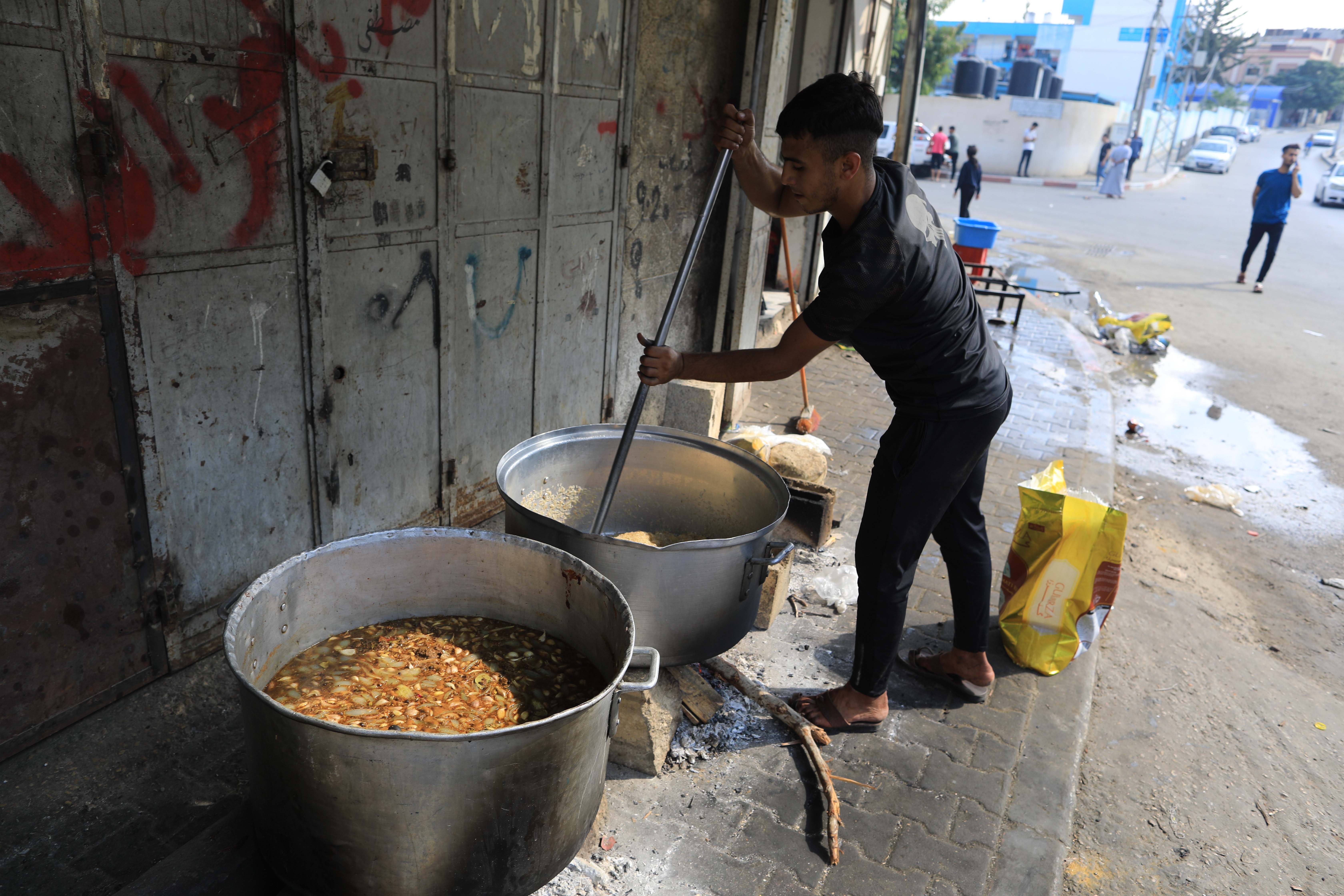 Palestinian volunteer cook in Gaza