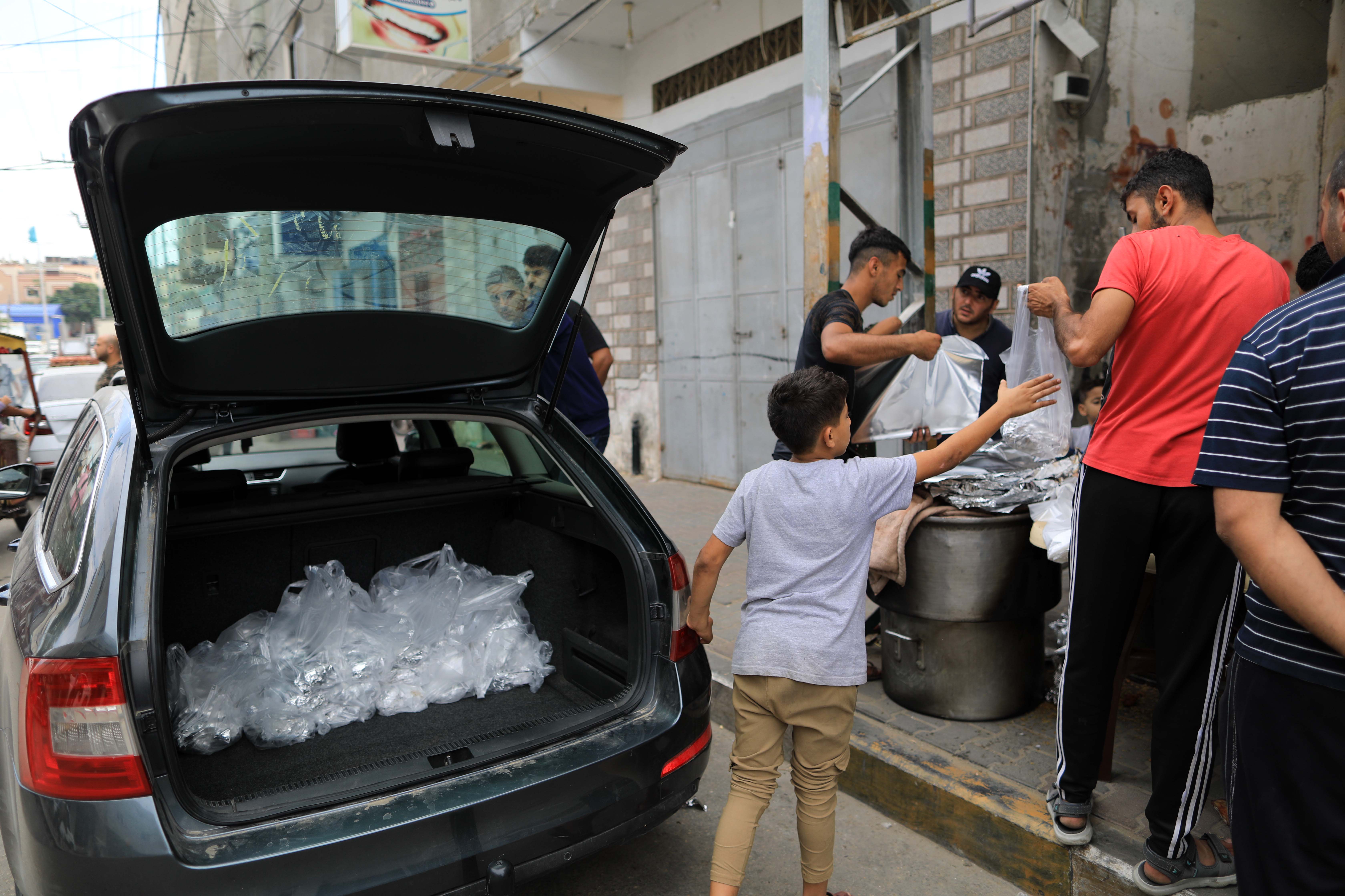 Palestinian volunteer cook in Gaza