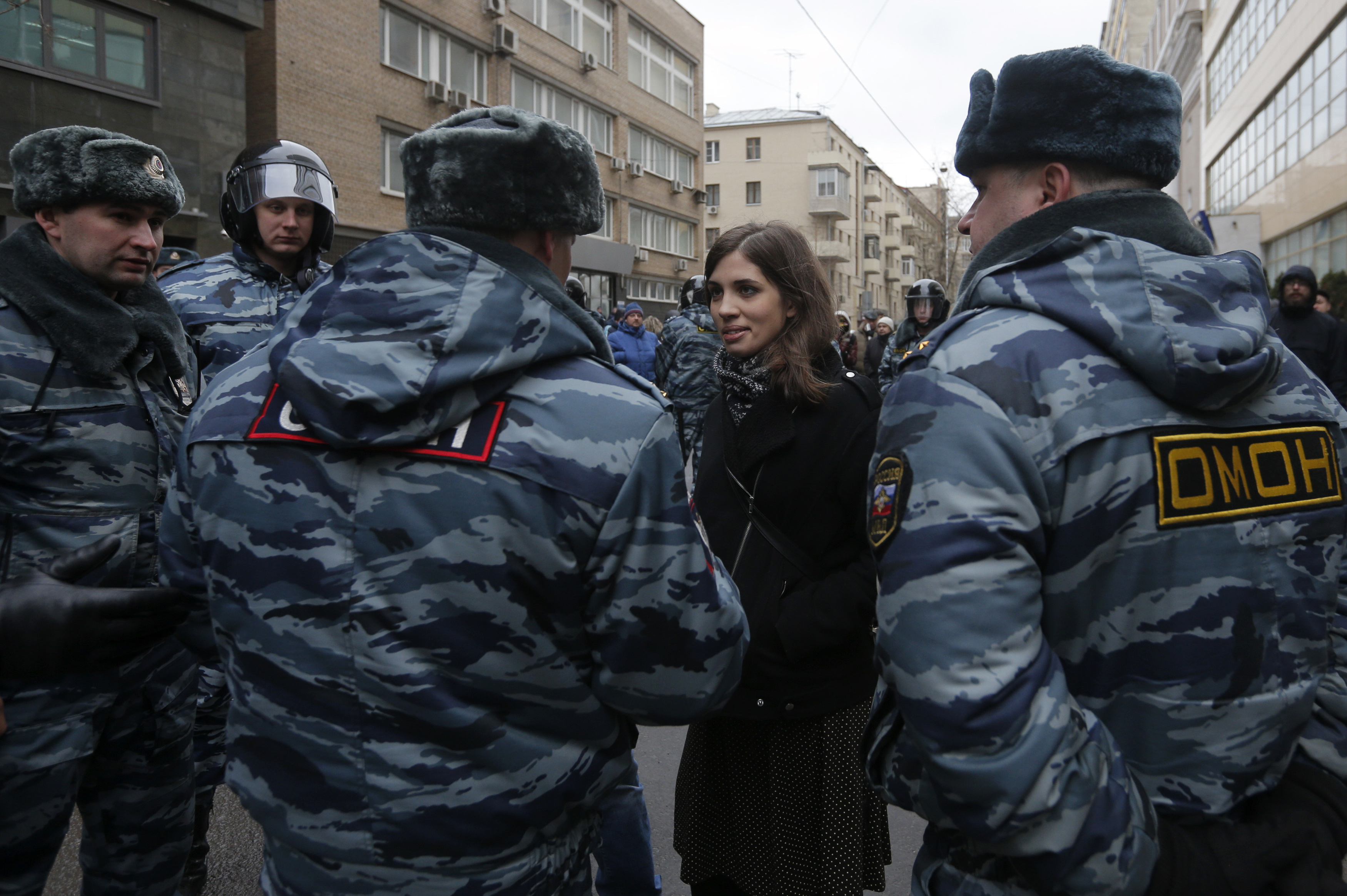 Nadezhda Tolokonnikova, a prominent member of the protest group Pussy Riot, speaks to police officers outside a courthouse in Moscow February 24, 2014. Russian police detained dozens of protesters on Monday outside a Moscow courthouse where a judge was expected to sentence eight defendants convicted of attacking police at a 2012 demonstration against President Vladimir Putin. REUTERS/Maxim Shemetov (RUSSIA - Tags: CIVIL UNREST CRIME LAW POLITICS TPX IMAGES OF THE DAY)