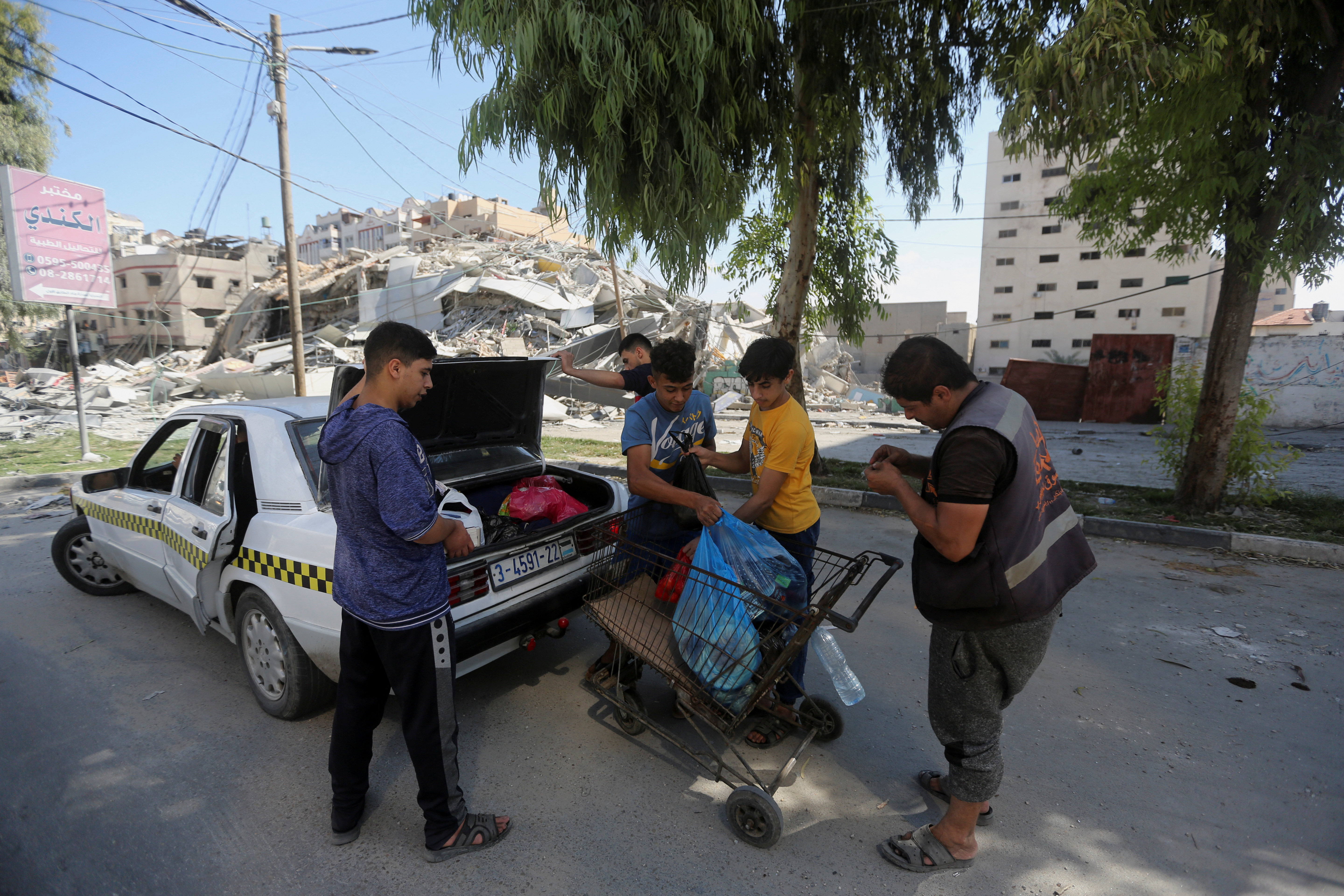 Palestinians flee their houses heading toward the southern part of Gaza Strip