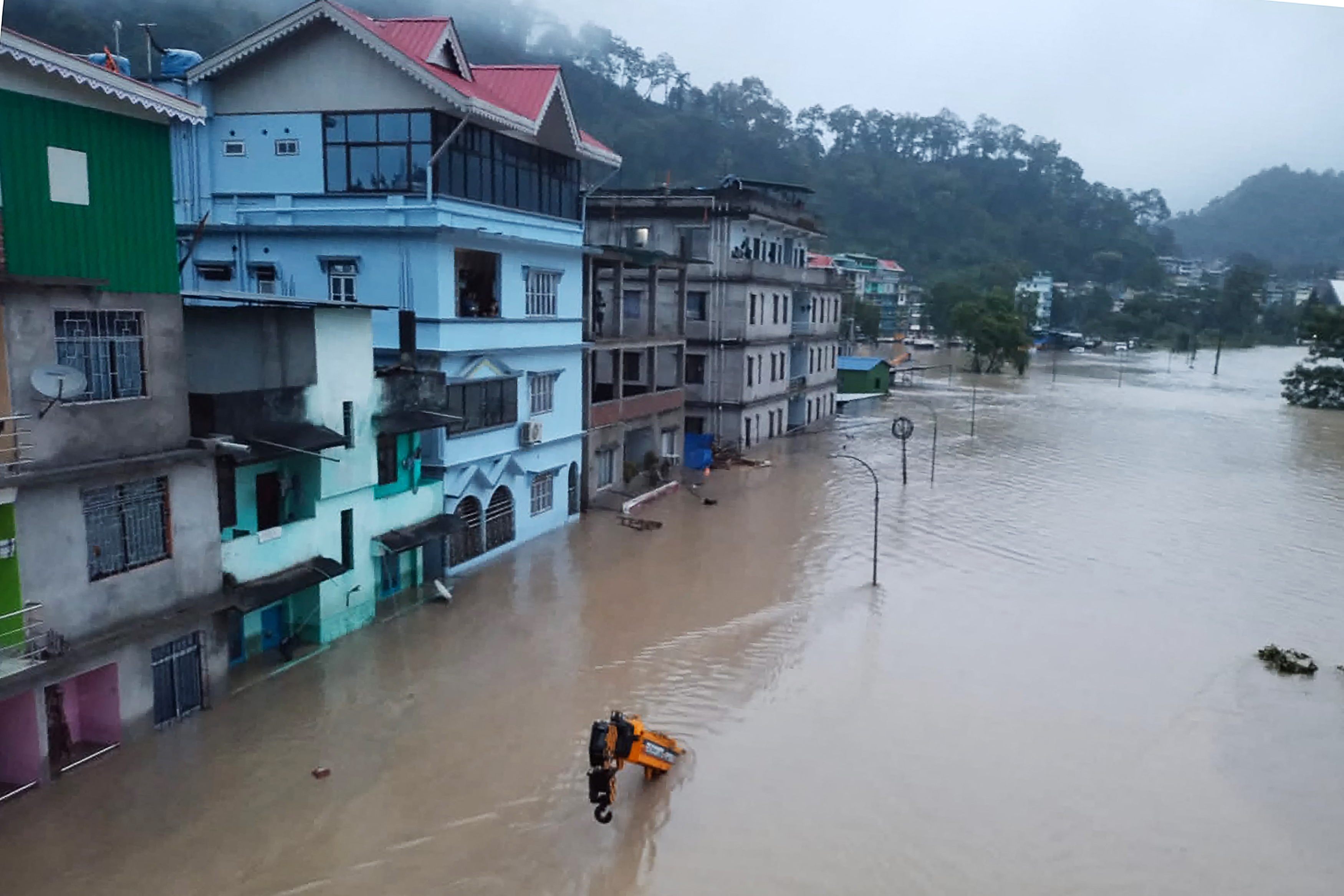 This handout photograph released by the Indian Army and taken on October 4, 2023, shows a flooded street in Lachen Valley, in India's Sikkim state following a flash flood caused by intense rainfall. - The Indian army said on October 4 that 23 soldiers were missing after a powerful flash flood caused by intense rainfall tore through a valley in the mountainous northeast Sikkim state. (Photo by INDIAN ARMY / AFP) / RESTRICTED TO EDITORIAL USE - MANDATORY CREDIT "AFP PHOTO / INDIAN ARMY" - NO MARKETING NO ADVERTISING CAMPAIGNS - DISTRIBUTED AS A SERVICE TO CLIENTS - RESTRICTED TO EDITORIAL USE - MANDATORY CREDIT "AFP PHOTO / Indian Army" - NO MARKETING NO ADVERTISING CAMPAIGNS - DISTRIBUTED AS A SERVICE TO CLIENTS /