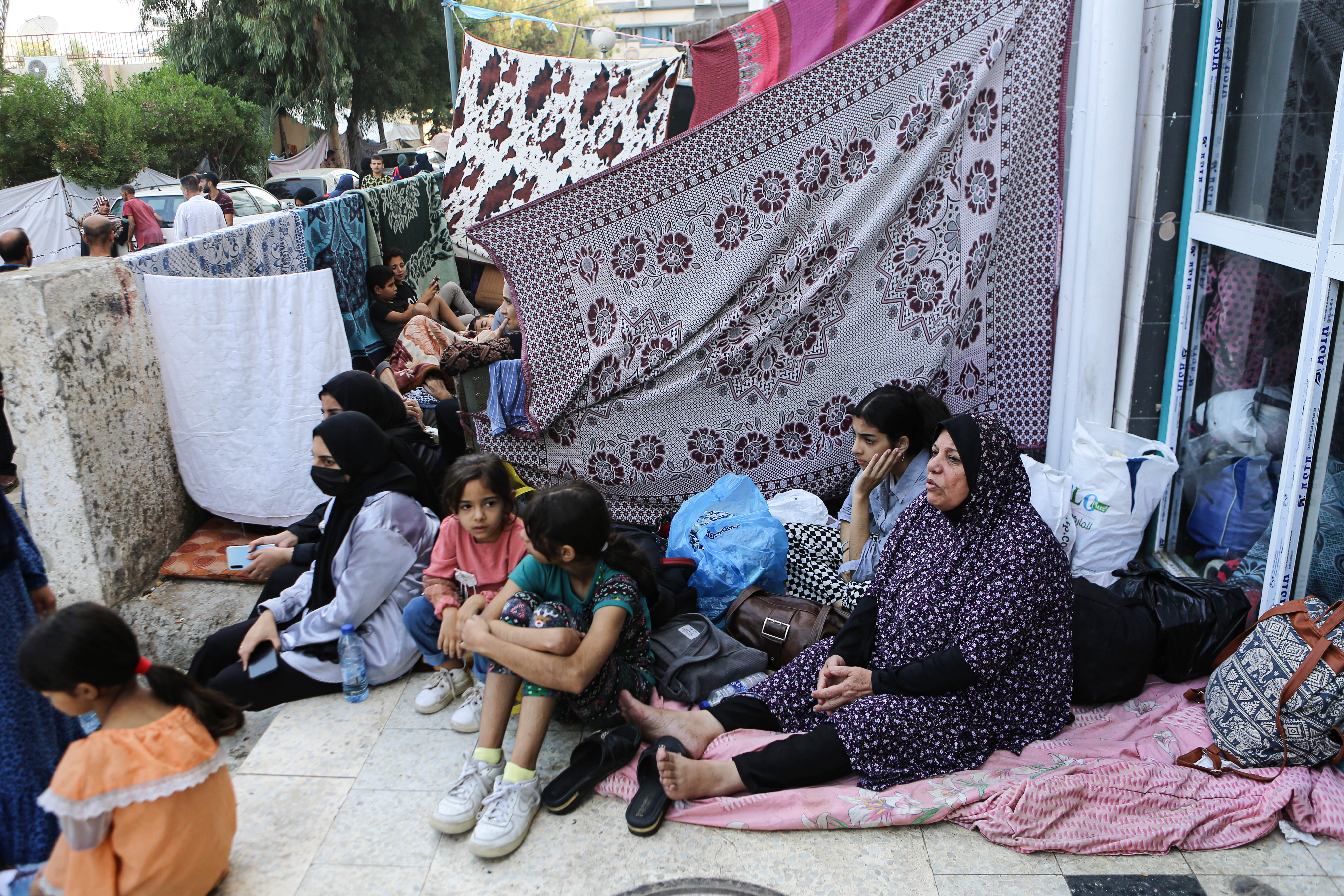 Displaced Palestinians staying the Shifa Hospital grounds