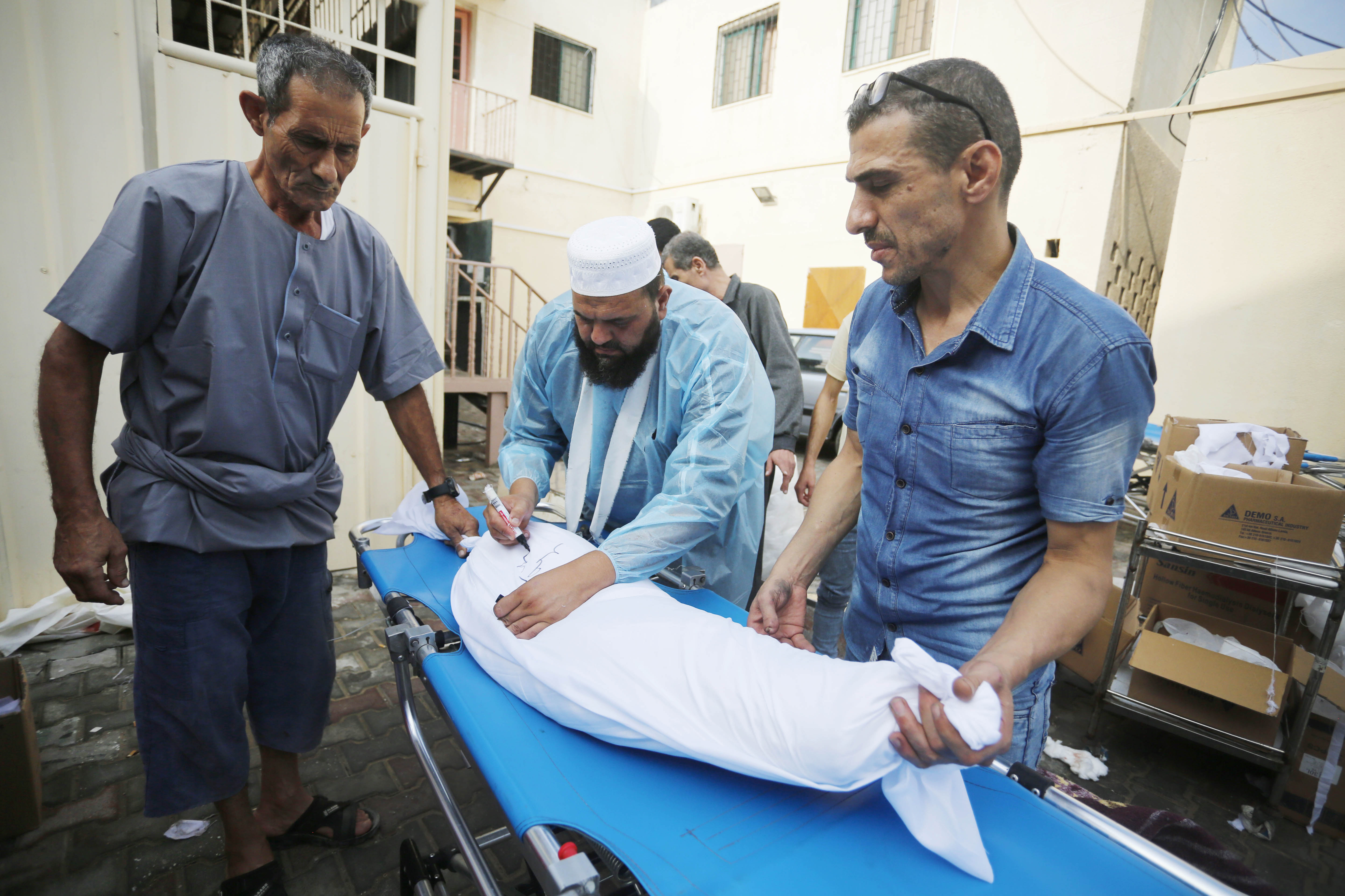 Mass graves in Deir al-Balah/Al-Aqsa Martyrs Hospital