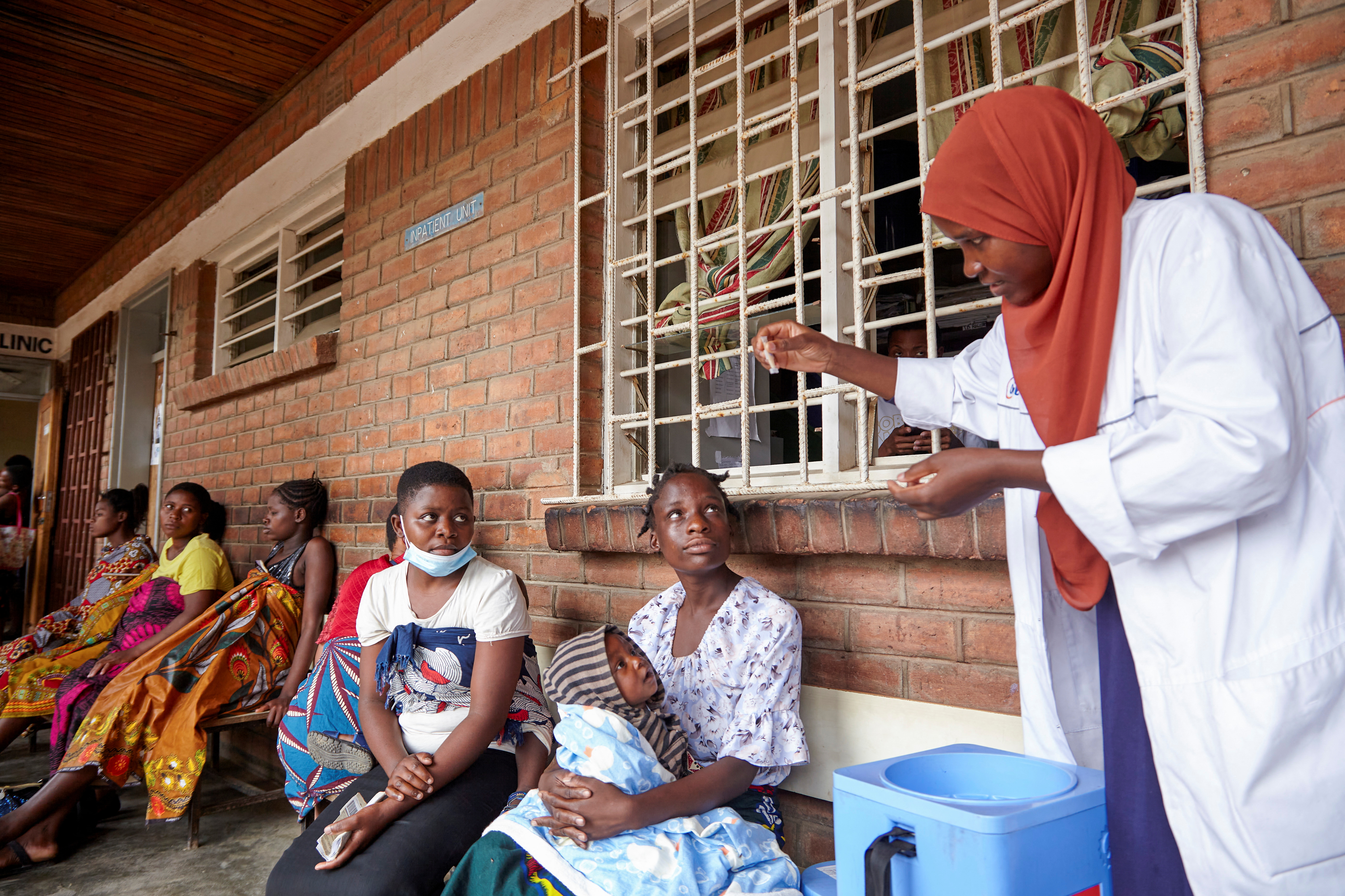 Pilirani Wanja, a medical personnel at Ndirande Health Centre, demonstrates to clients how to take the cholera vaccine during the cholera outbreak in Blantyre, Malawi, November 16, 2022 [Eldson Chagara/Reuters]