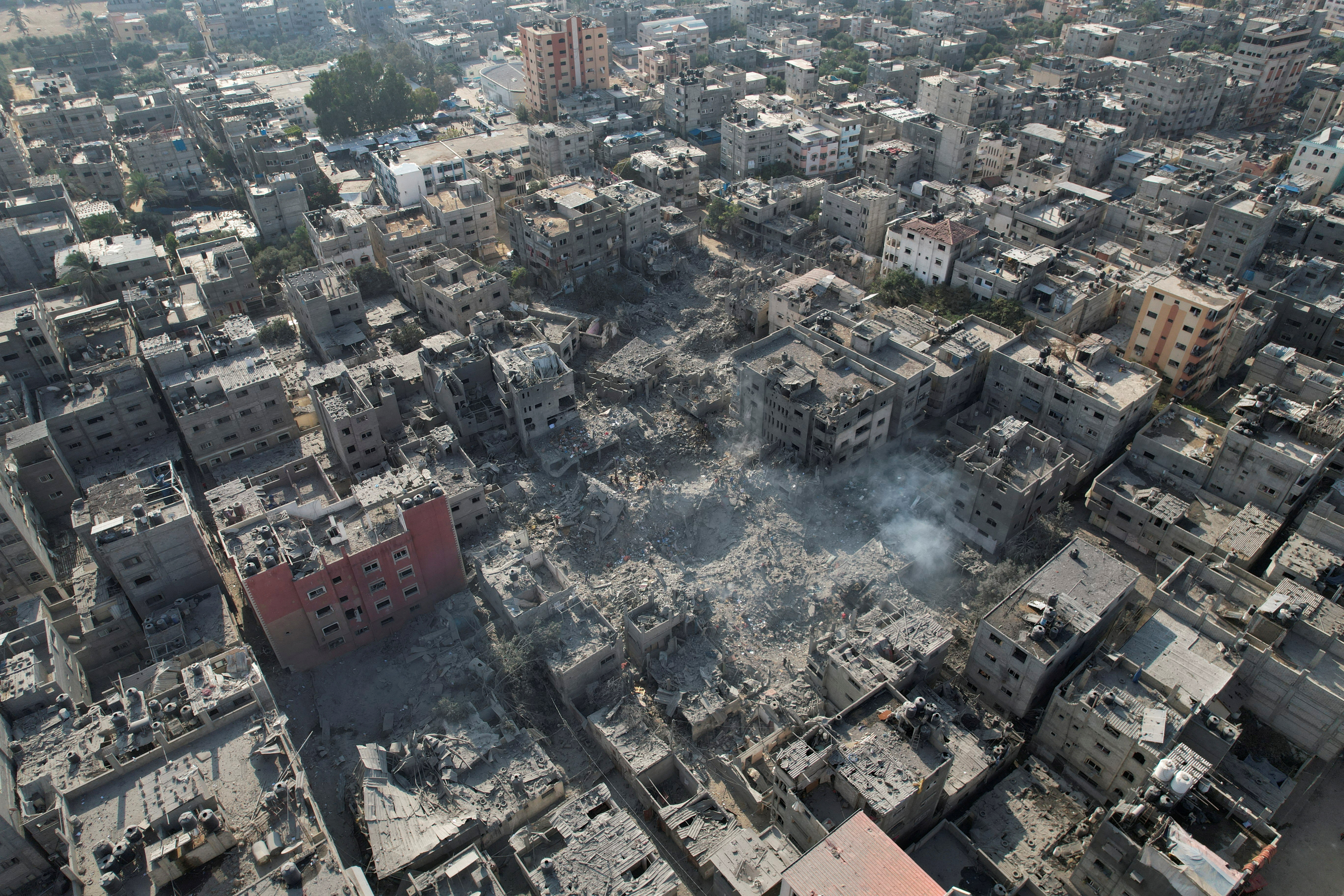 Palestinians gather at the site of Israeli strikes on houses in Bureij in the central Gaza Strip,November 2, 2023. REUTERS/Mohammed Fayq Abu Mostafa TPX IMAGES OF THE DAY