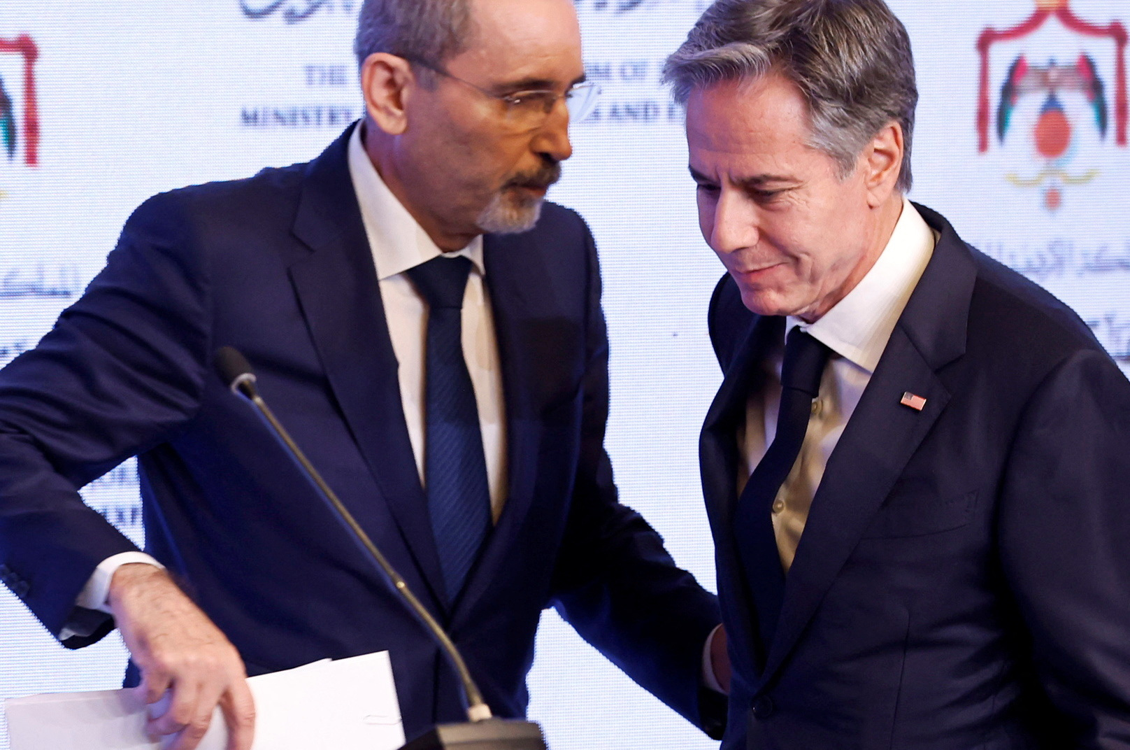 US Secretary of State Antony Blinken (R) and Jordanian Deputy Prime Minister and Foreign Minister Ayman Safadi hold a news conference in Amman