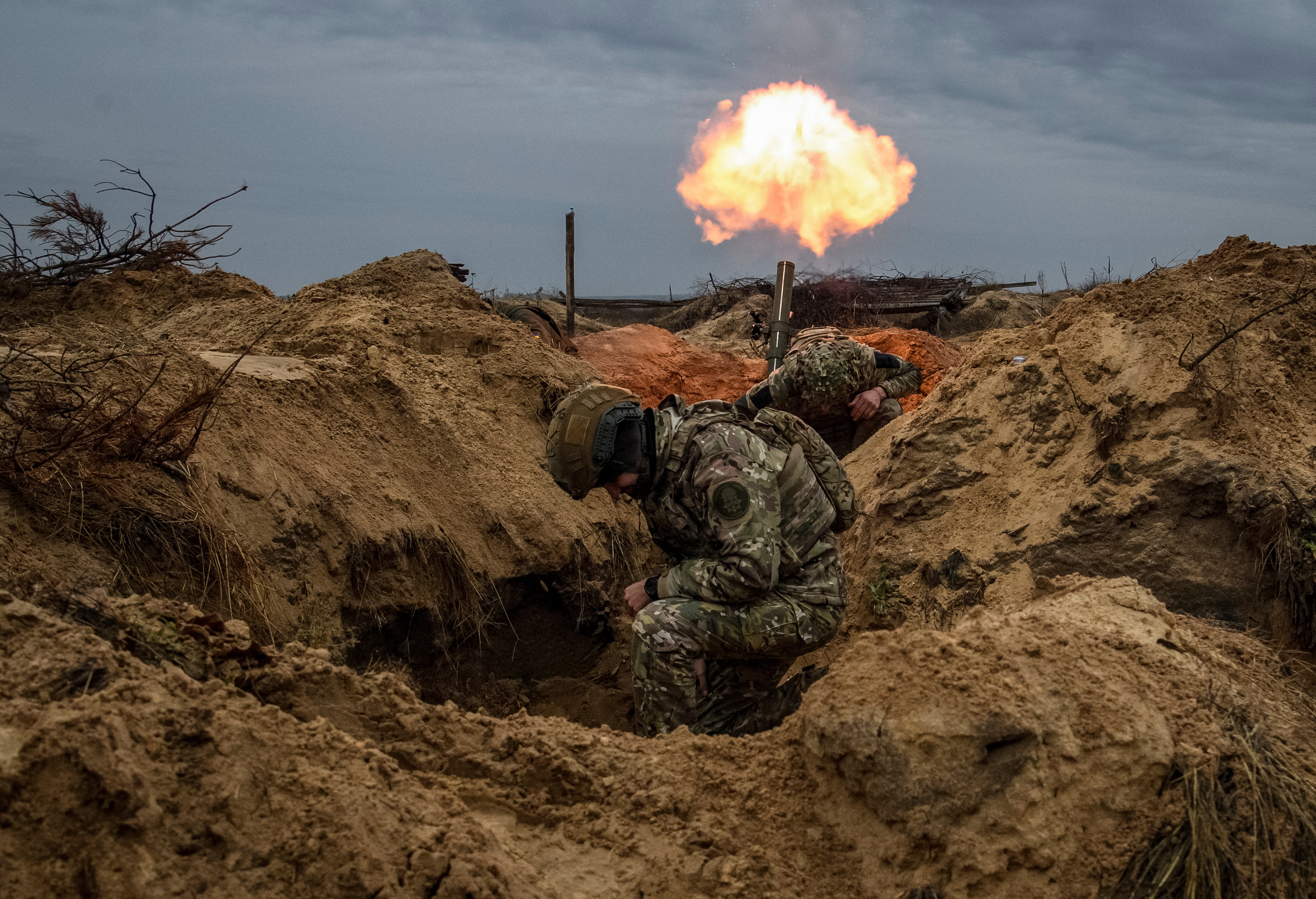 Ukrainian service members from a first presidential brigade Bureviy (Hurricane) of the National Guard of Ukraine fire a mortar during an exercise, amid Russia's attack on Ukraine, in Kyiv region, Ukraine November 8, 2023. REUTERS/Vladyslav Musiienko