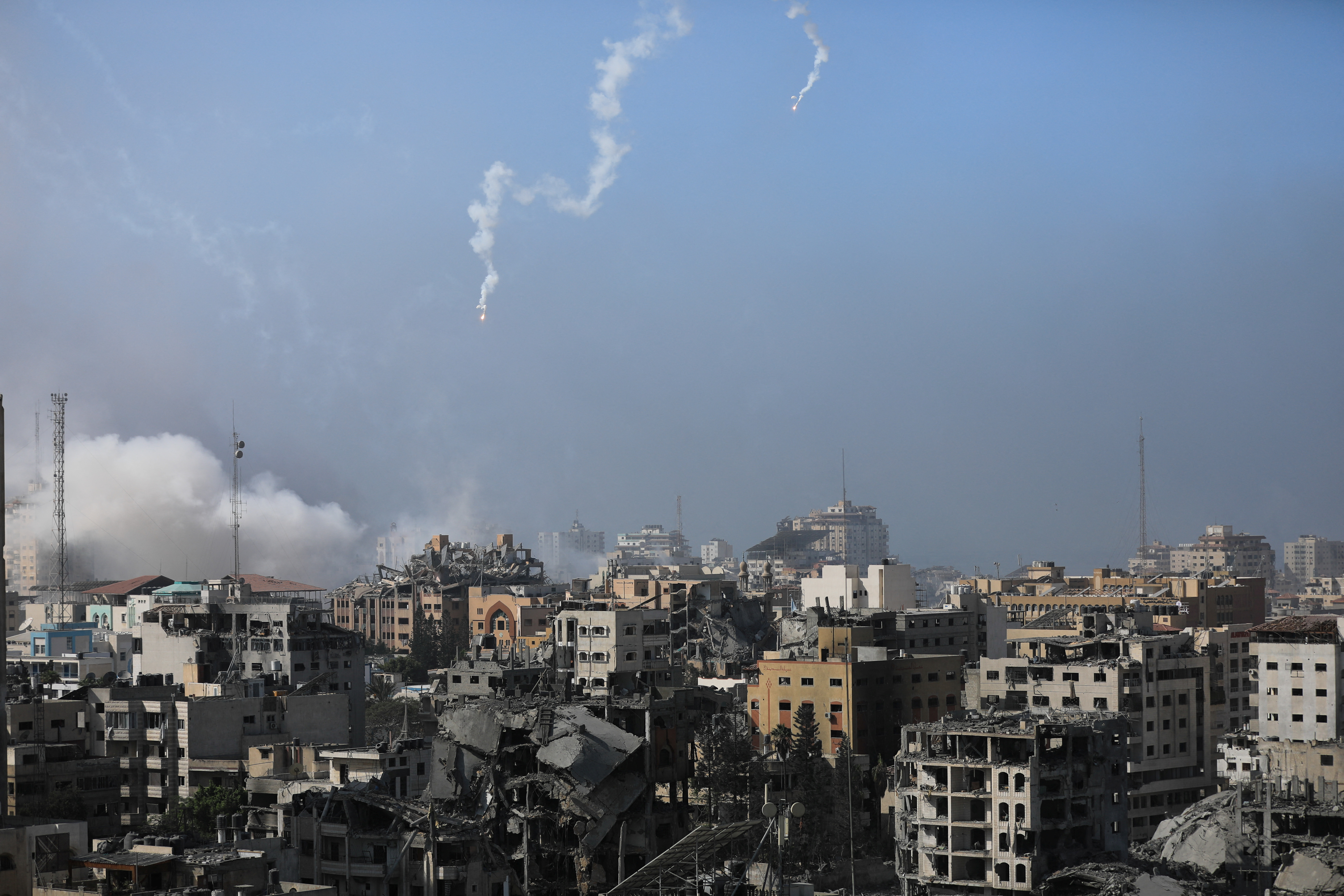 Israeli forces drop smoke bombs on Gaza City, November 9, 2023