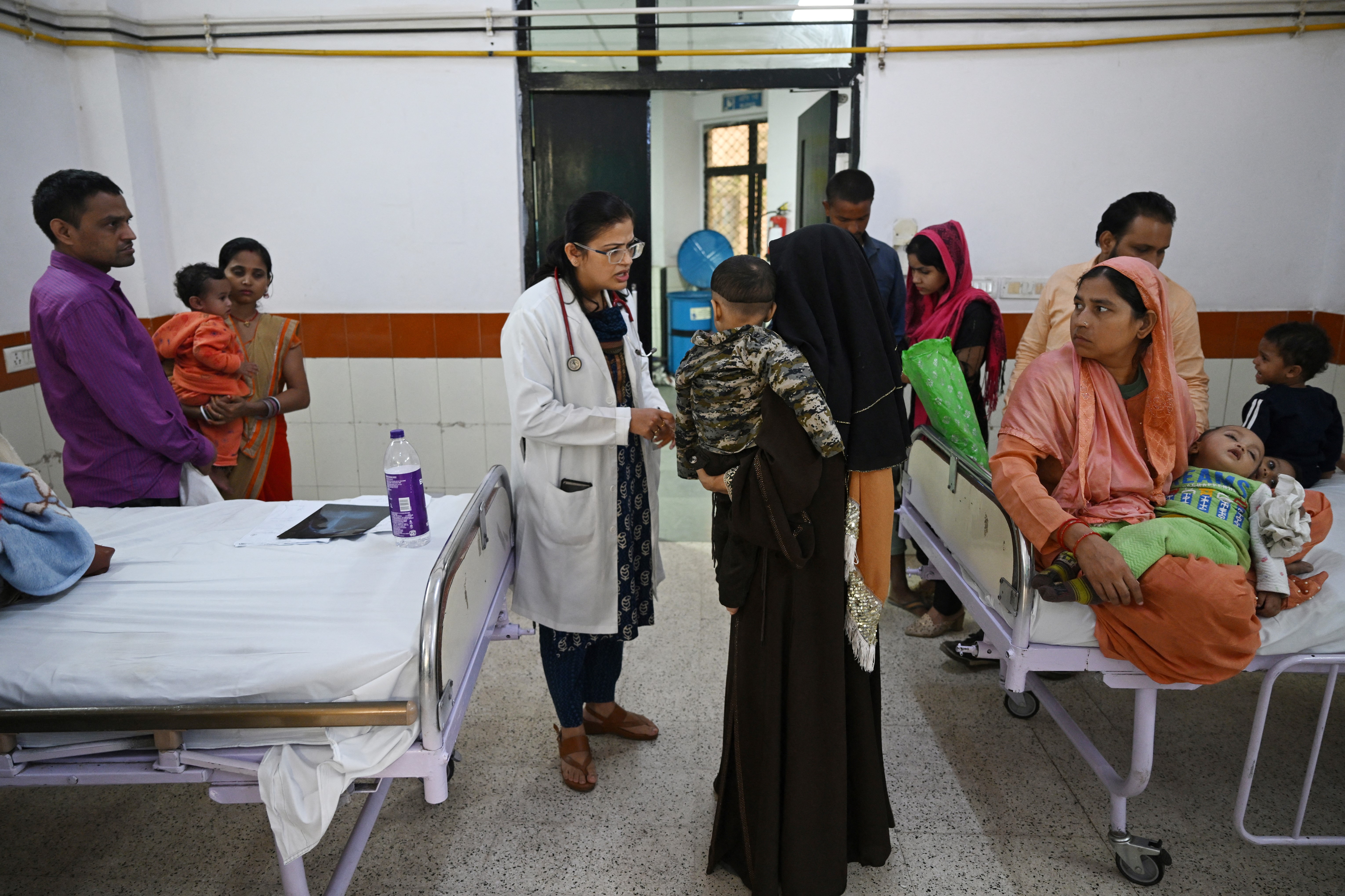 In this picture taken on November 7, 2023, Pediatric Pulmonologist Dr. Dhulika Dhingra talks with the mother of a child with breathing difficulties at the emergency ward of the government-run Chacha Nehru Bal Chikitsalaya children hospital in New Delhi.