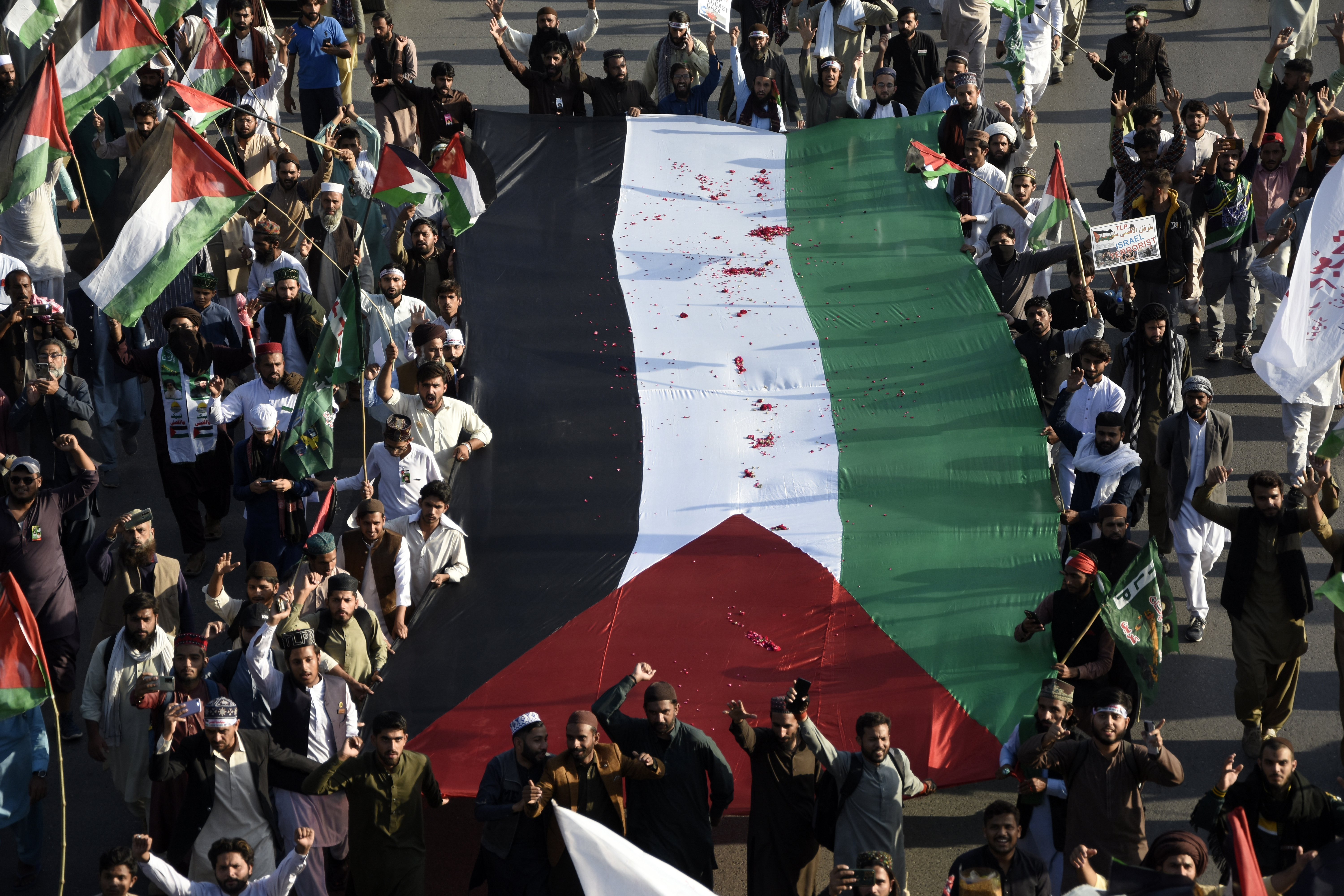 Thousands of supporters of a religious party Tehreek-i-Labbaik Pakistan (TLP) take part in a rally against the Israeli airstrikes on Gaza to show solidarity with Palestinian people, in Islamabad