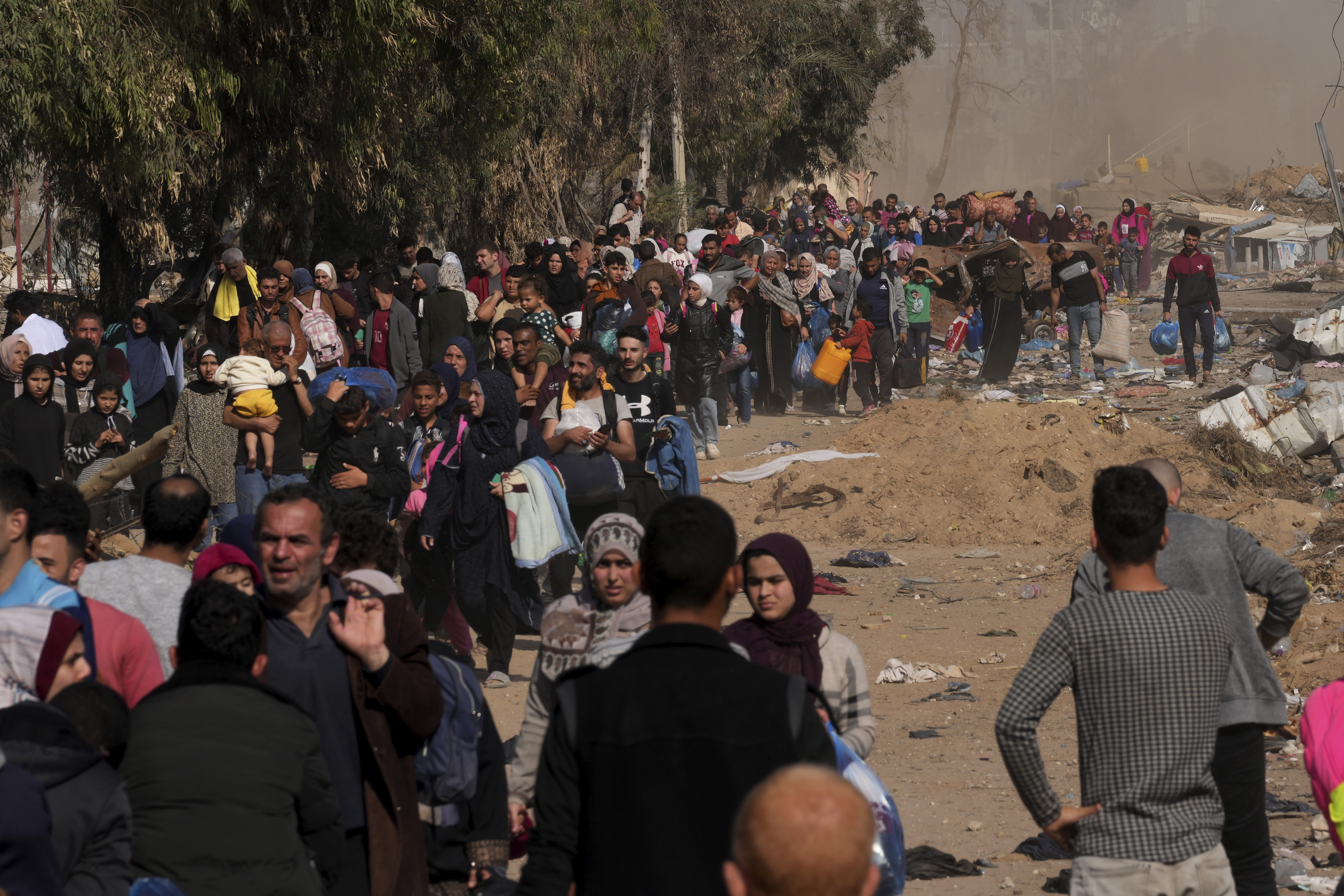 Palestinians flee to the southern Gaza Strip along Salah al-Din Street, on the outskirts of Gaza City, during the ongoing Israeli bombardment.