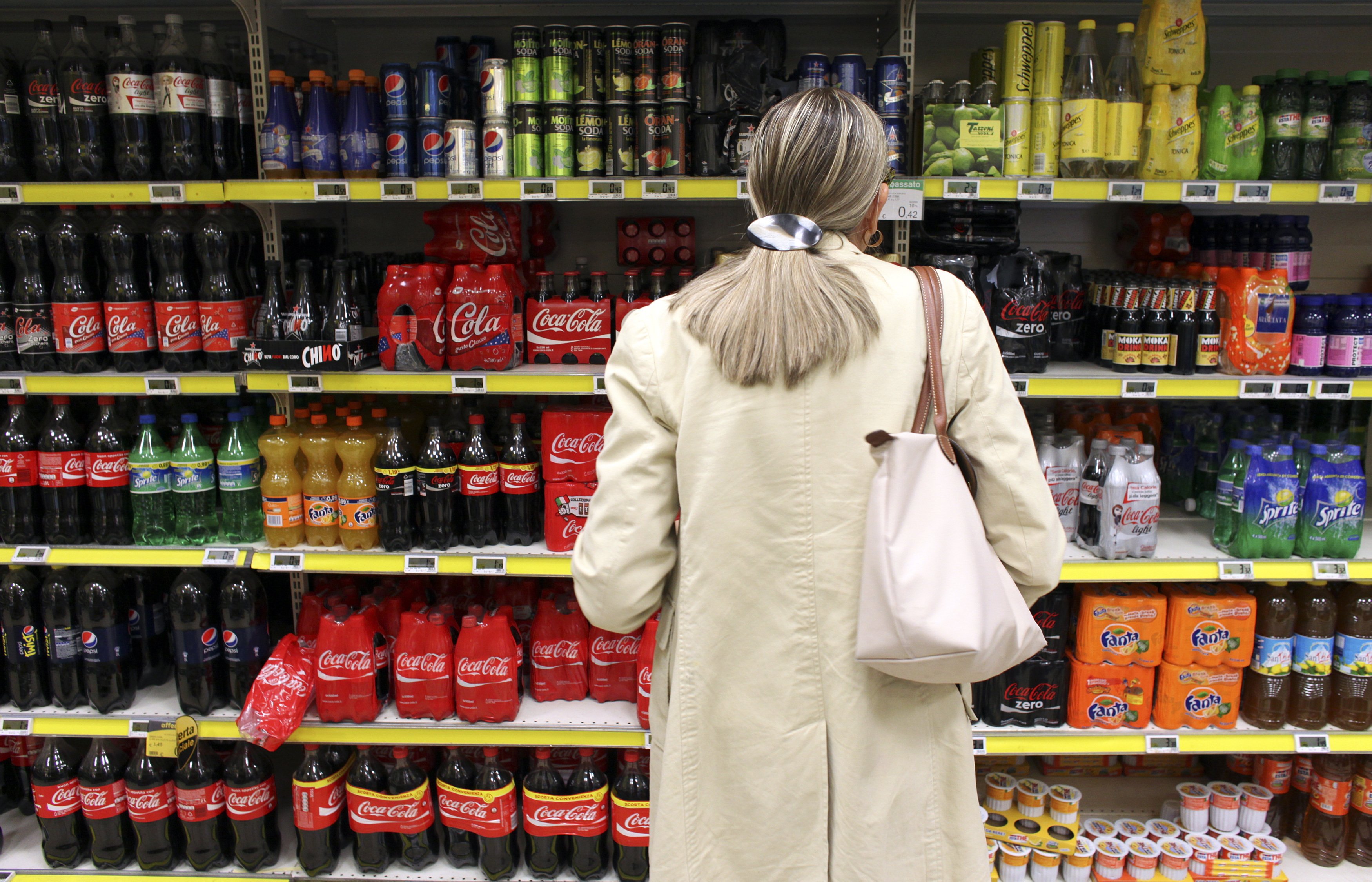 A woman shops at a superAmarket in Milan, September 5, 2012. Italy is officially targeting the general government deficit to fall steeply to 1.7 percent of gross domestic product this year from 3.9 percent in 2011, though Economy Minister Vittorio Grilli has conceded that the target will not be reached. REUTERS/Stefano Rellandini (ITALY - Tags: SOCIETY BUSINESS FOOD)