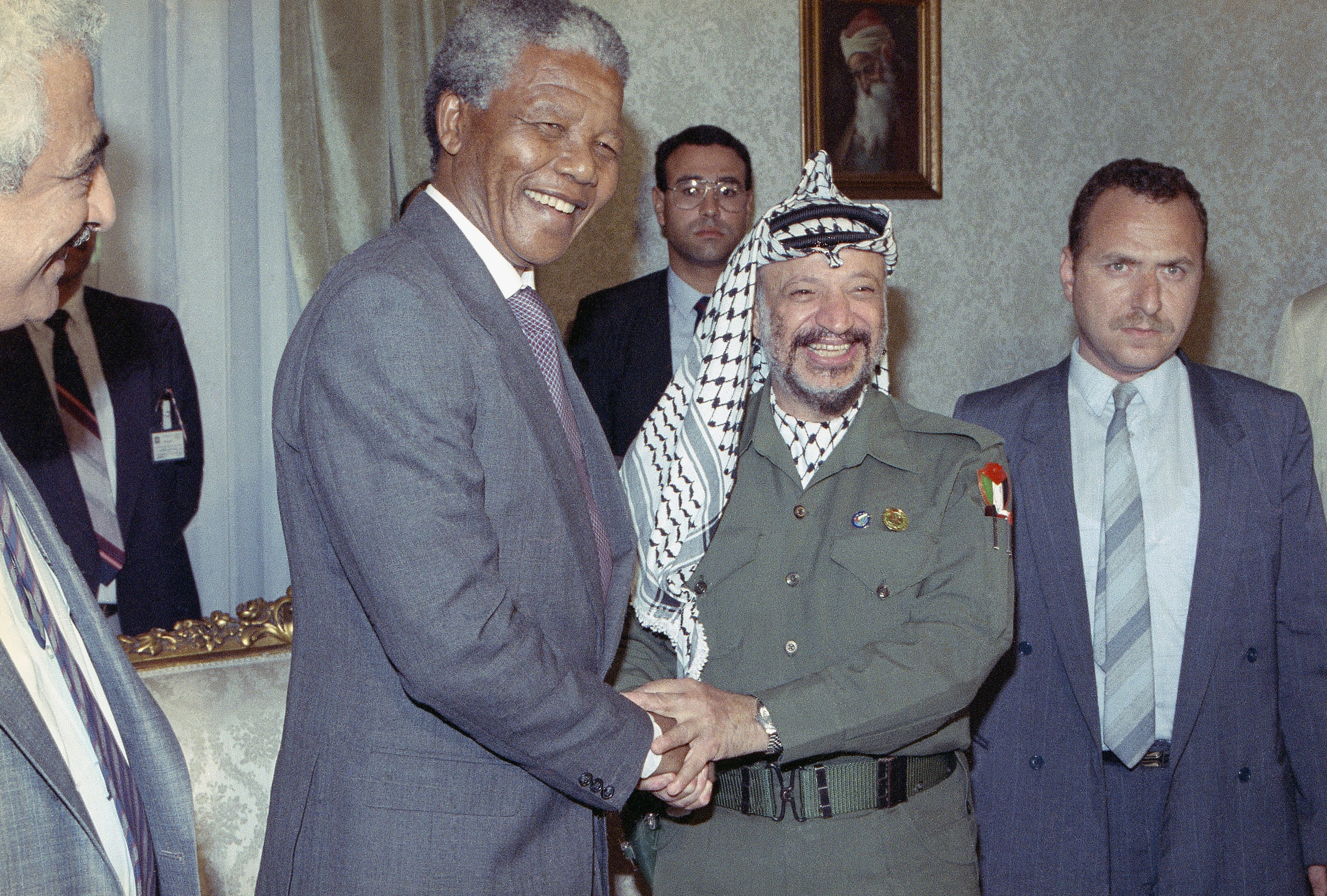 South African anti-apartheid leader Nelson Mandela meets with Palestinian Liberation Organization Chairman Yasser Arafat, right, on Sunday, May 20, 1990 in Cairo. Both are in Cairo to meet with Egyptian President Hosni Mubarak. (AP Photo/Axel Schulz-Eppers)