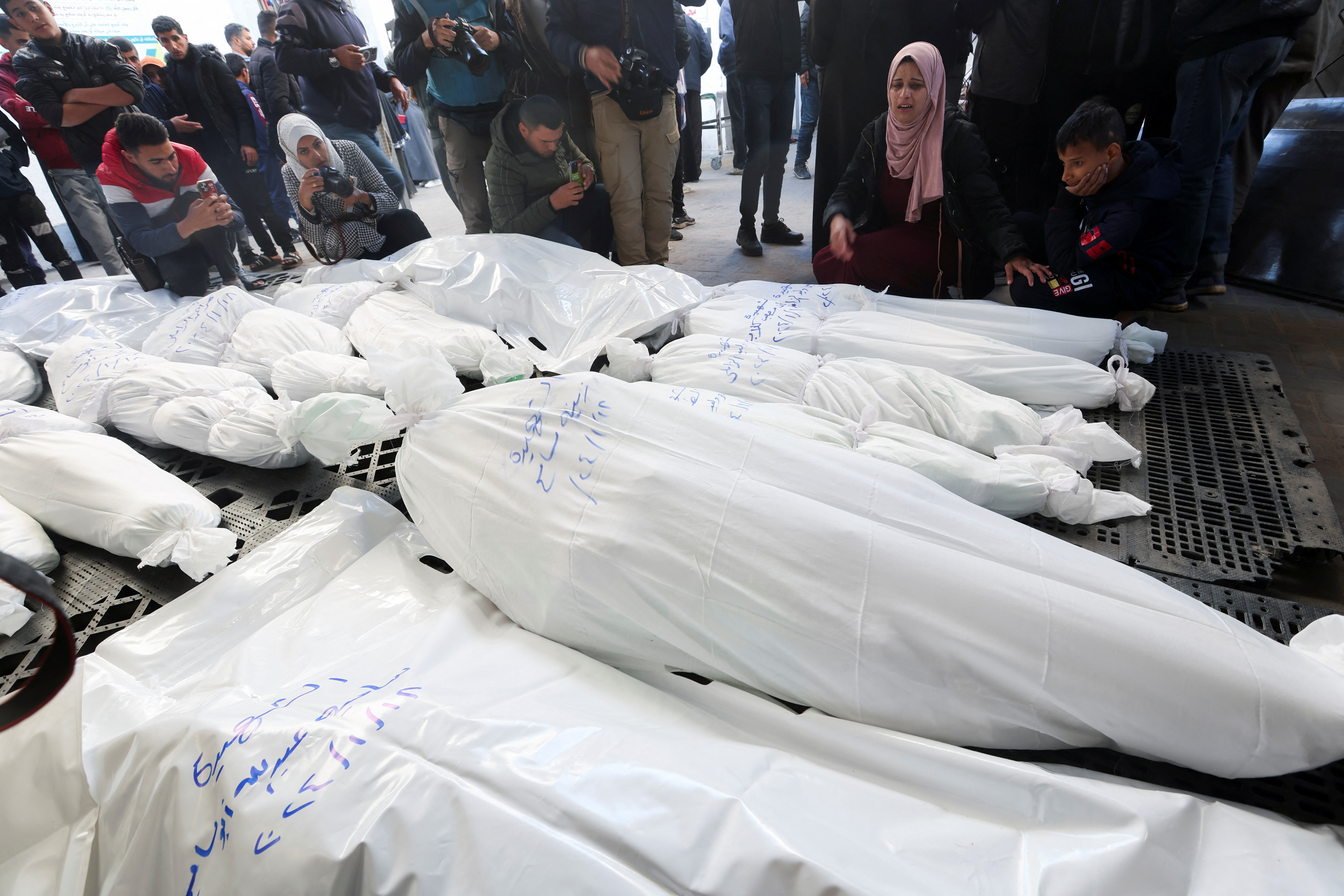 Mourners react next to the bodies of Palestinians killed in an Israeli strike, amid the ongoing conflict between Israel and the Palestinian Islamist group Hamas, in Rafah in the southern Gaza Strip, January 18, 2024. REUTERS/Ibraheem Abu Mustafa